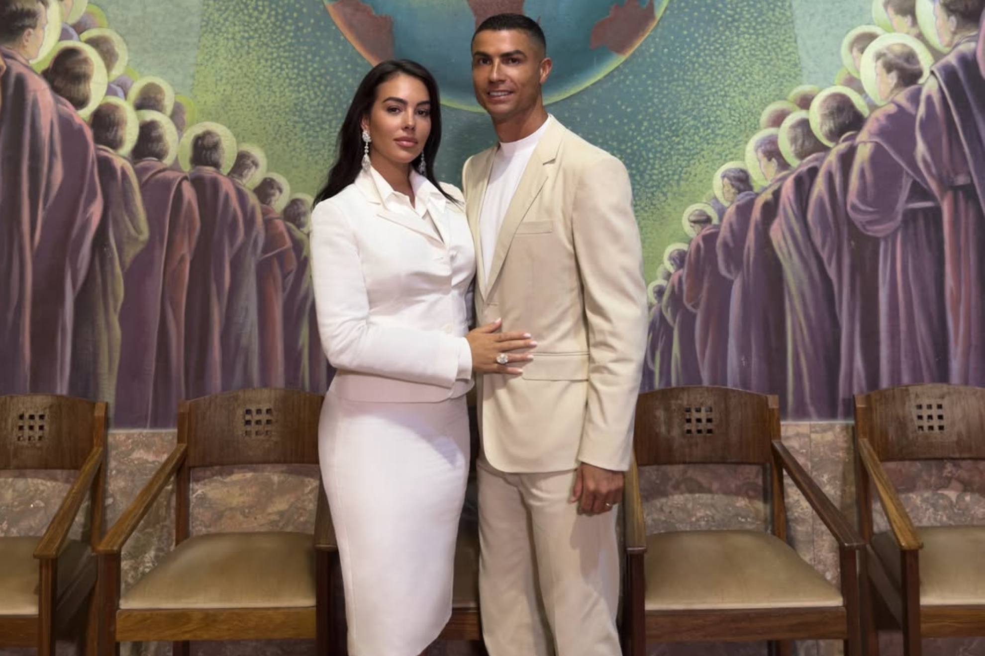 Georgina Rodríguez adopta formalmente a los tres hijos mayores de Cristiano Ronaldo, convirtiéndose legalmente en su madre Instagram: @voguemagazine, @cristiano y @georginagio