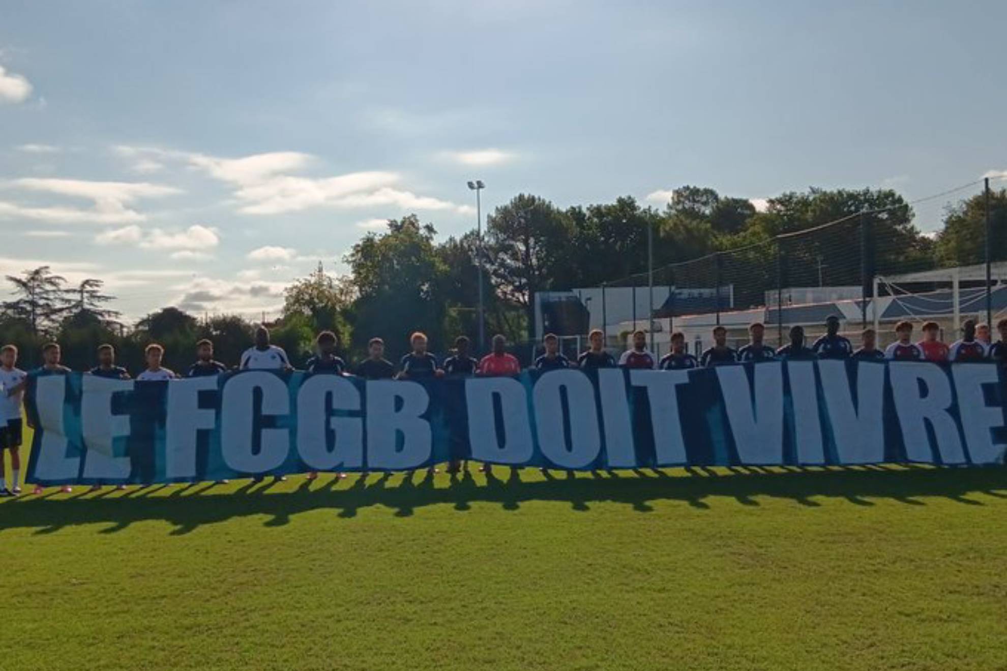 Pancarta del Girondins: "El FCGB debe sobrevivir". Girondins