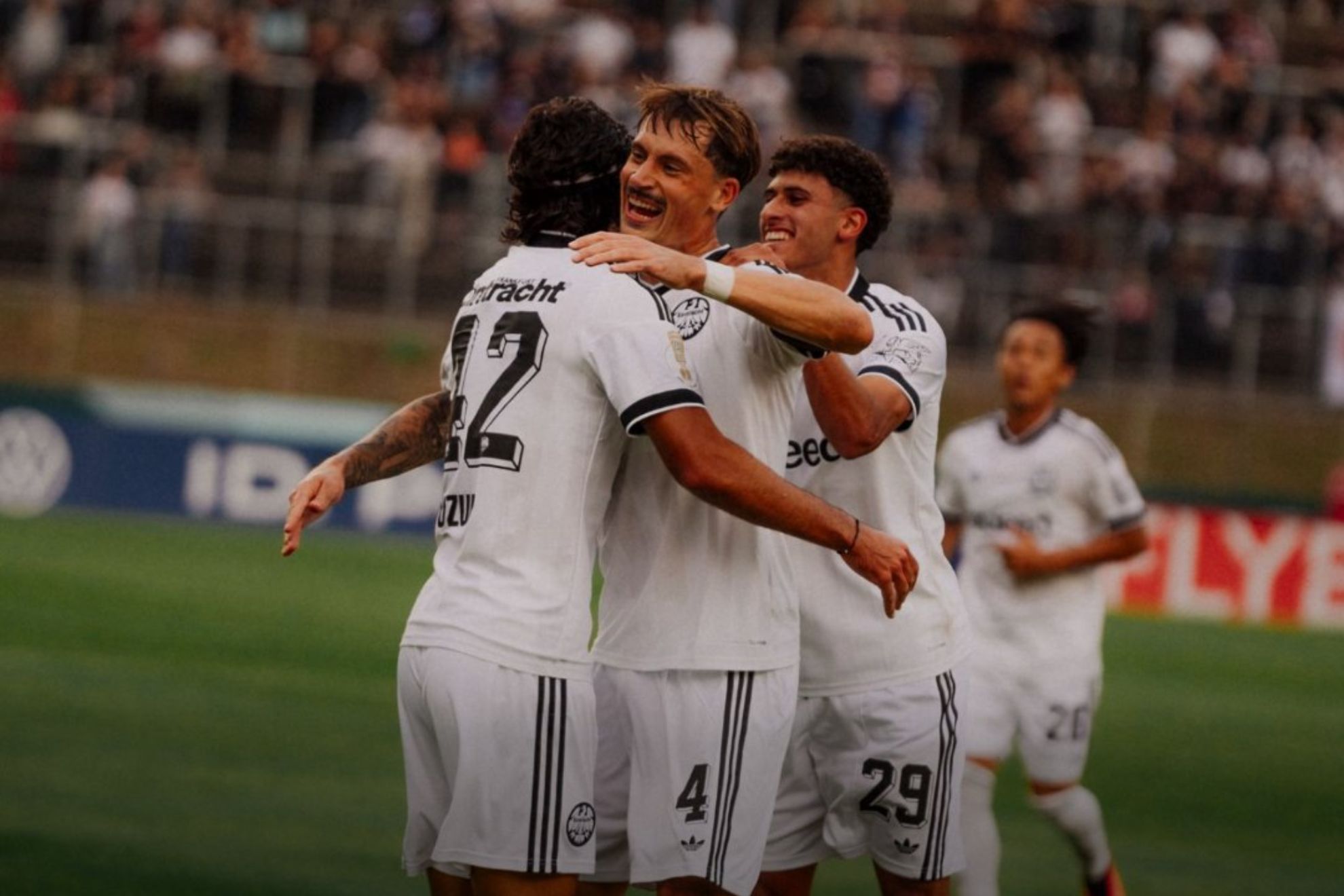 Koch celebra junto a Uzun @Eintracht
