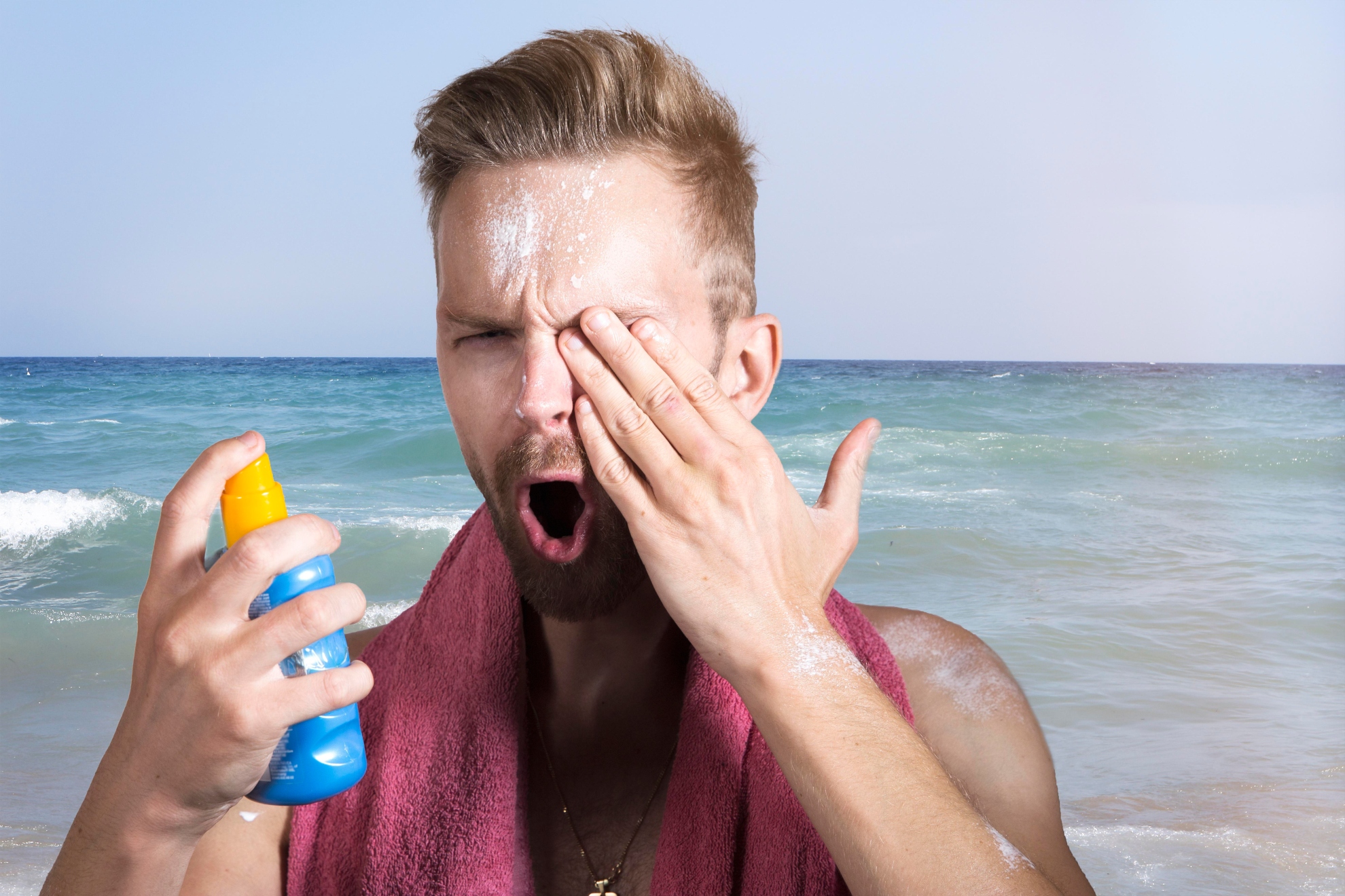 Imagen de recurso de una persona echándose crema. Pixabay.