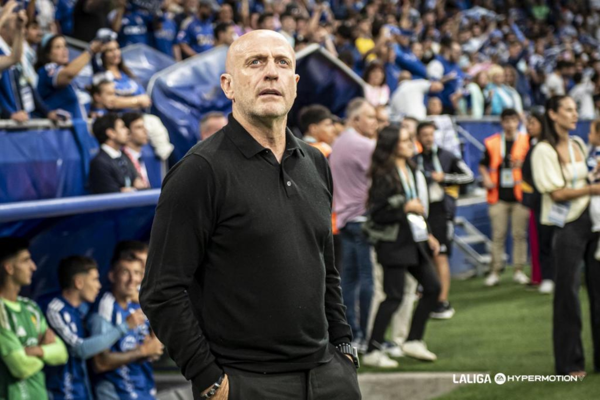 Calero mira la grada del Tartiere antes de un partido. LALIGA