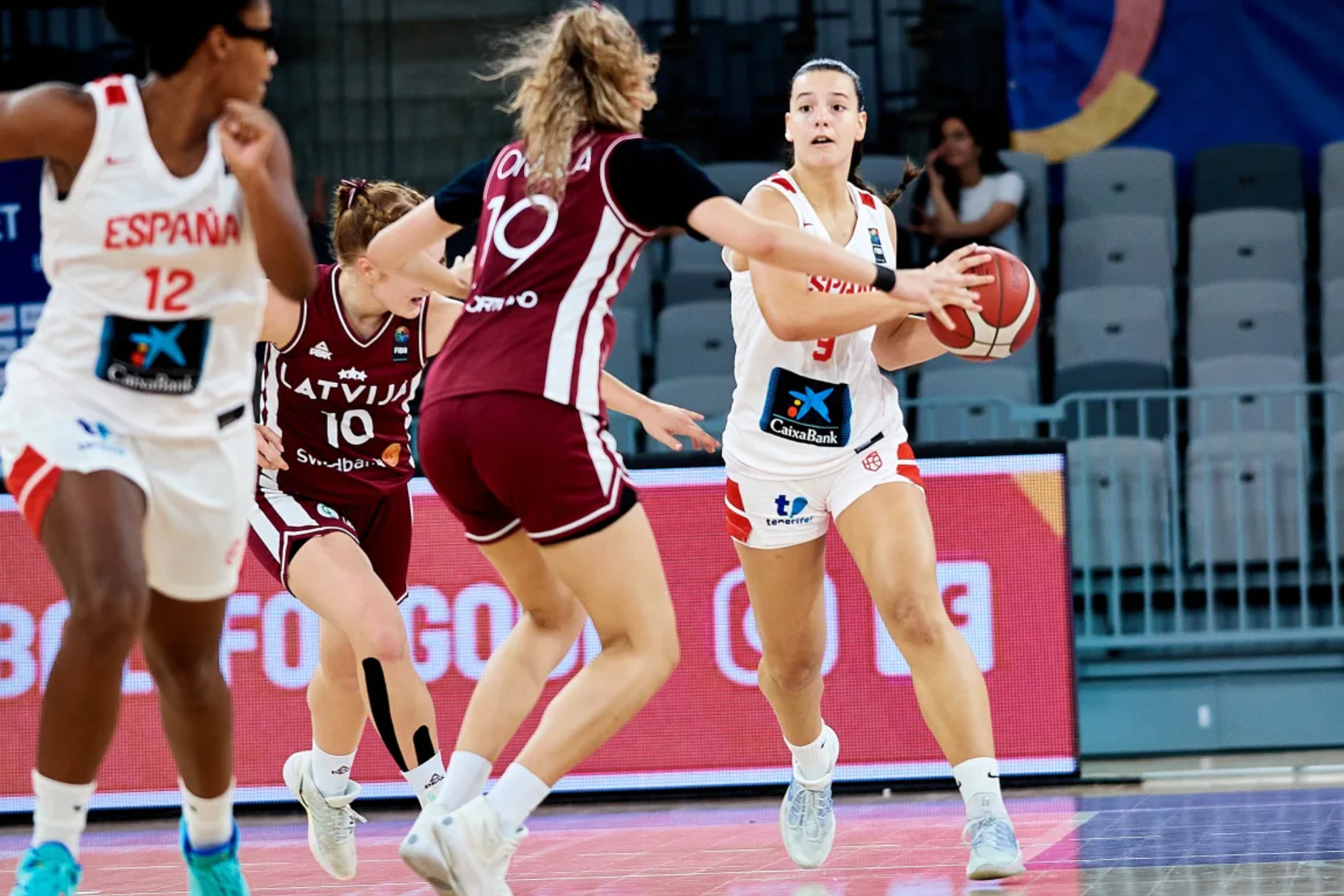 Olivia Monsalve busca un pase en el partido. FIBA PHOTO.