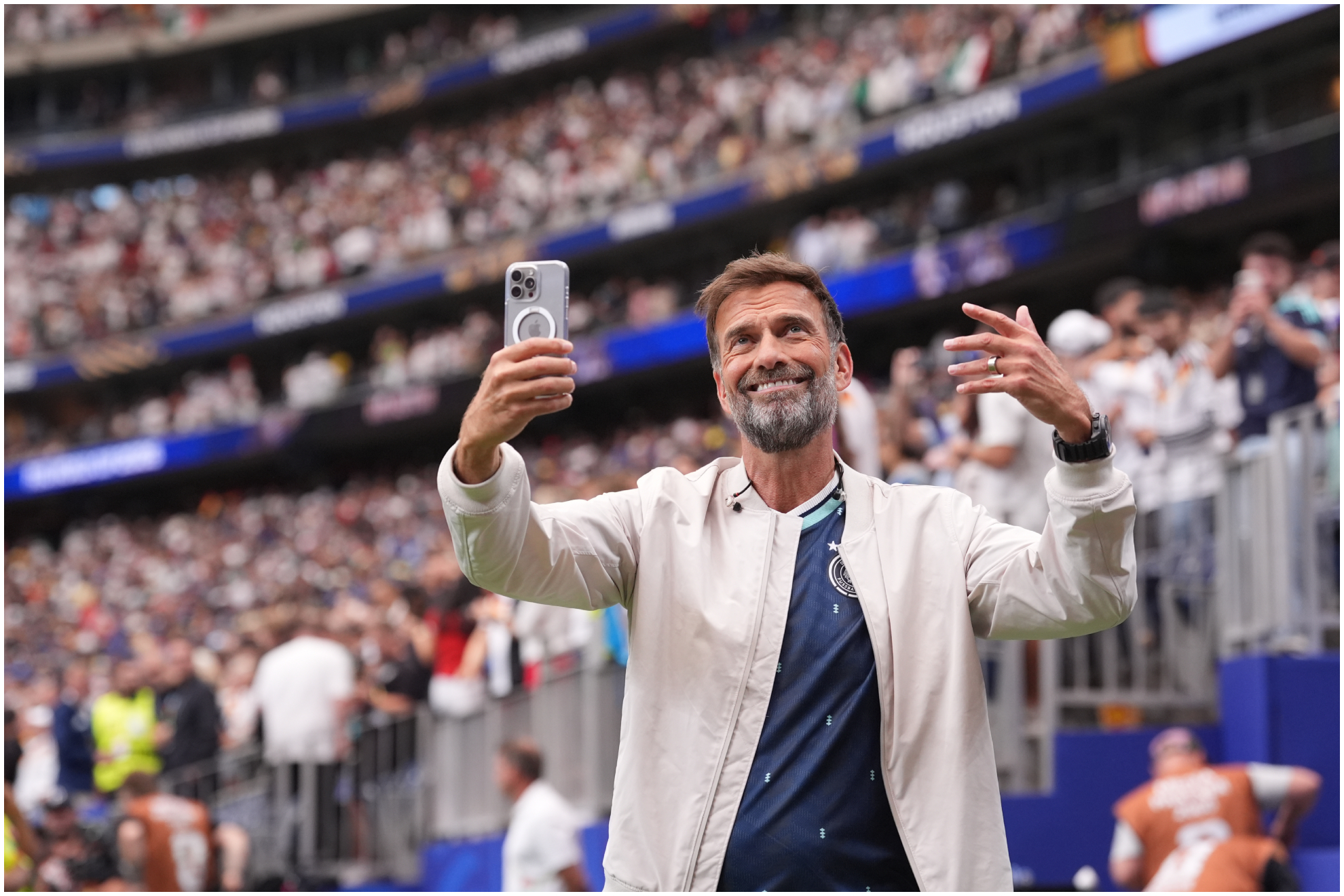 Klopp saluda a la grada.