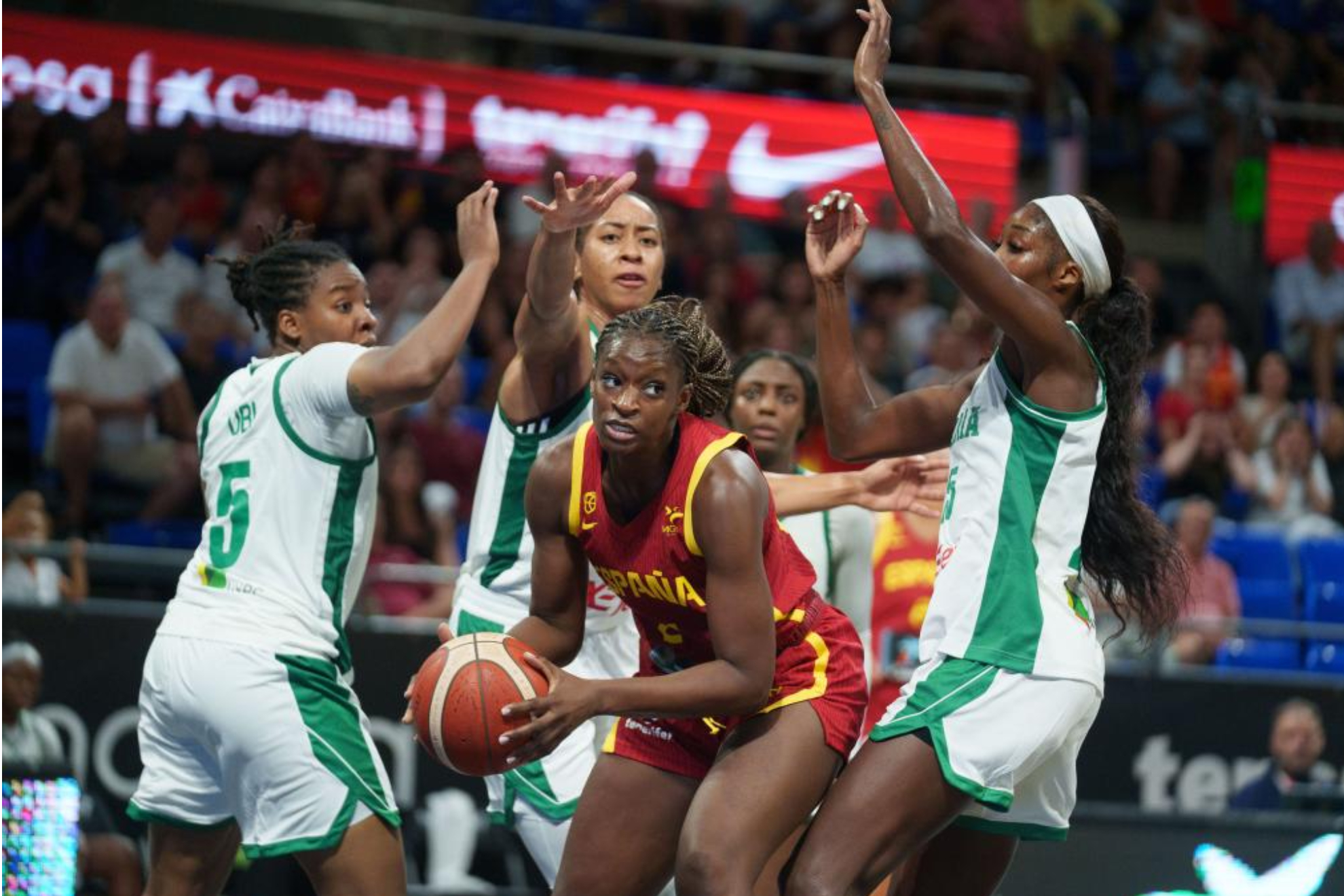 Lola Pendande rodeada de defensoras de Nigeria. EFE.