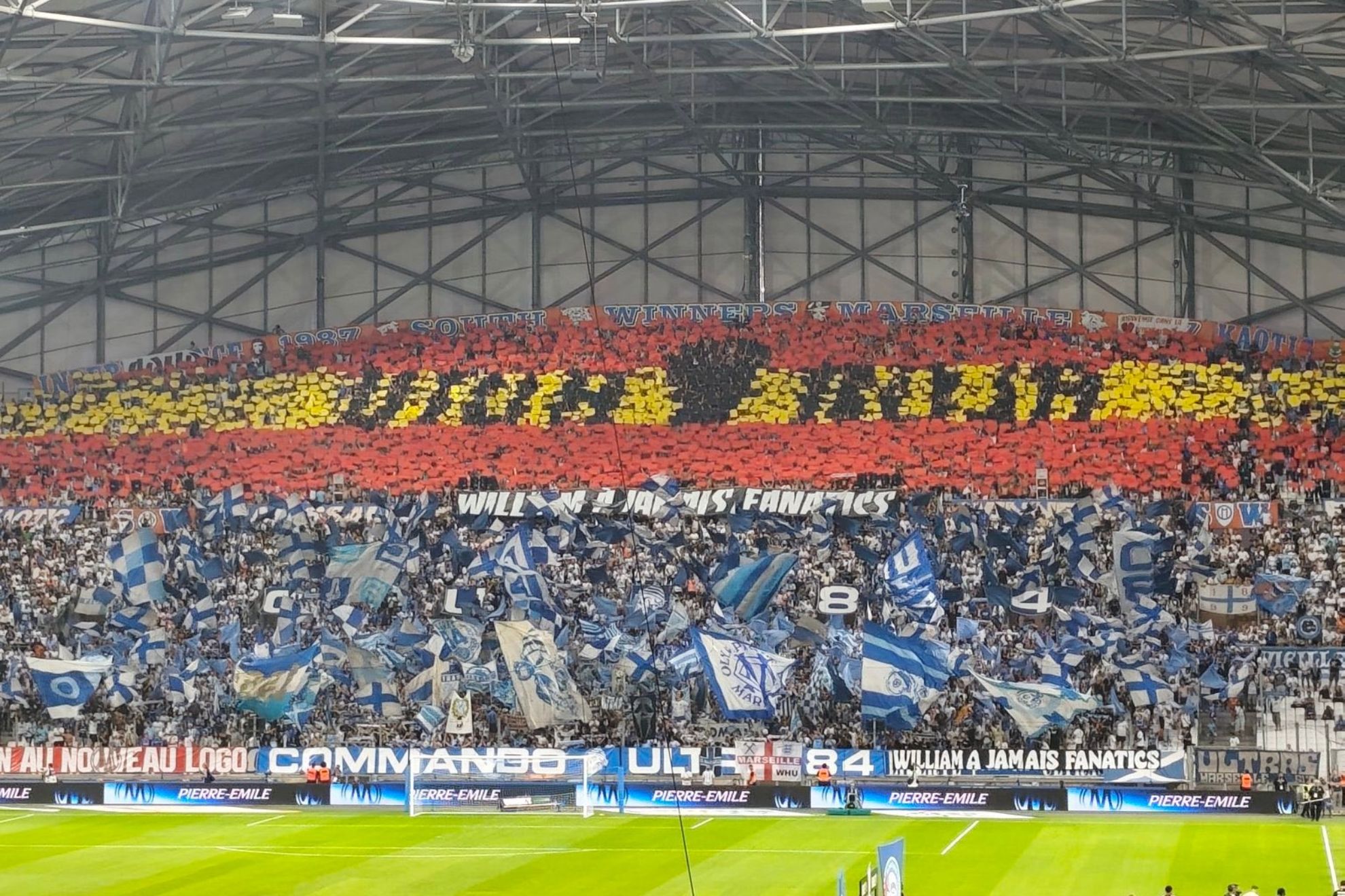 El tifo en homenaje a España en el Velodrome