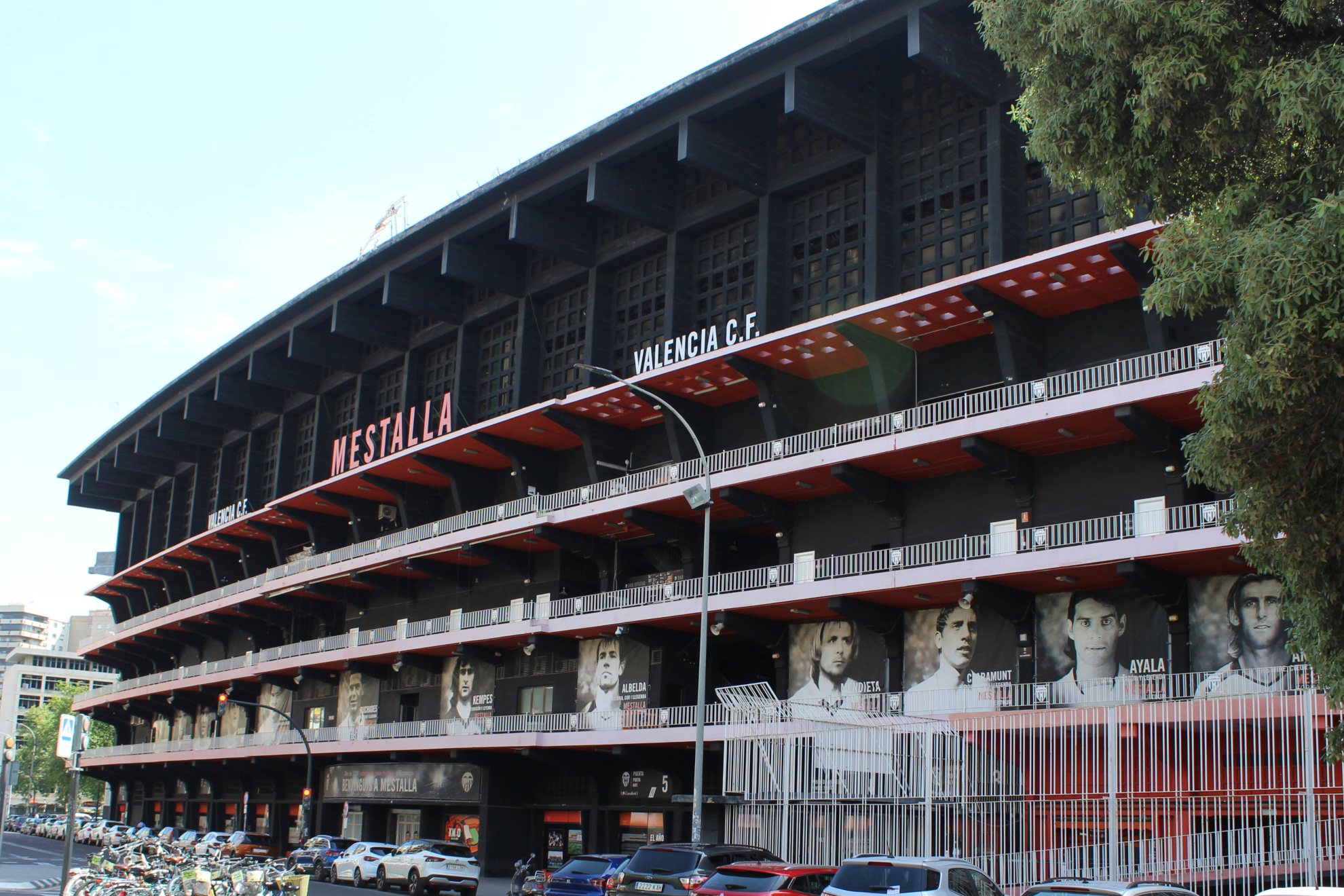 Fachada del estadio de Mestalla tomada con motivo de su centenario en 2023.