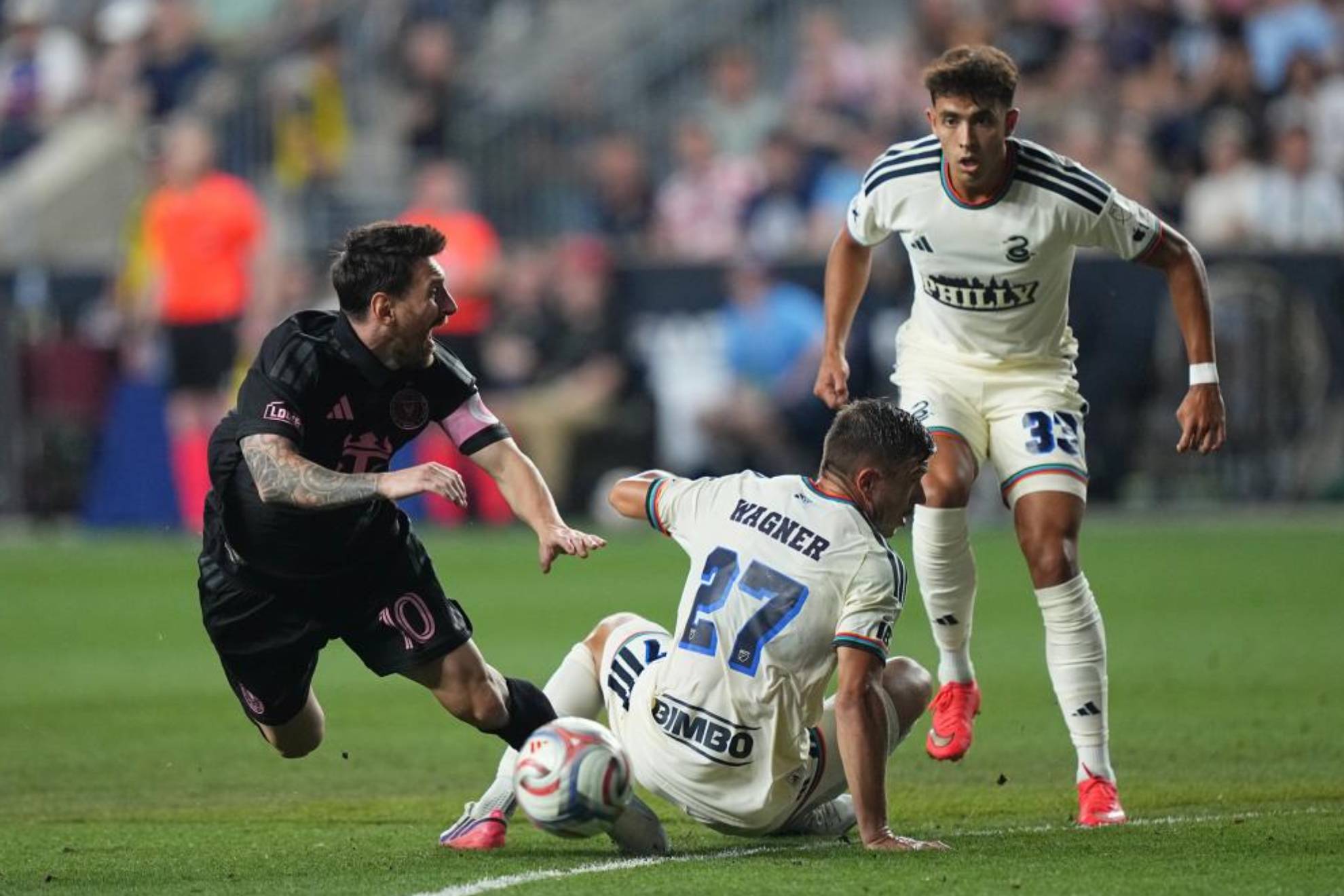 Messi cae ante junto a Kai Wagner y Quinn Sullivan, jugadores de Philadelphia Union. LAPRESSE