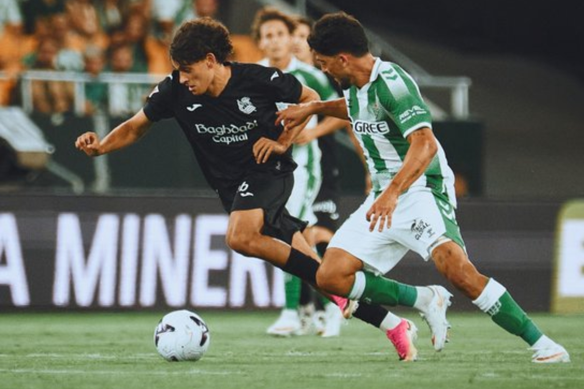 Álex Marchal, en acción durante el partido de la Real contra el Betis en La Cartuja. REAL SOCIEDAD