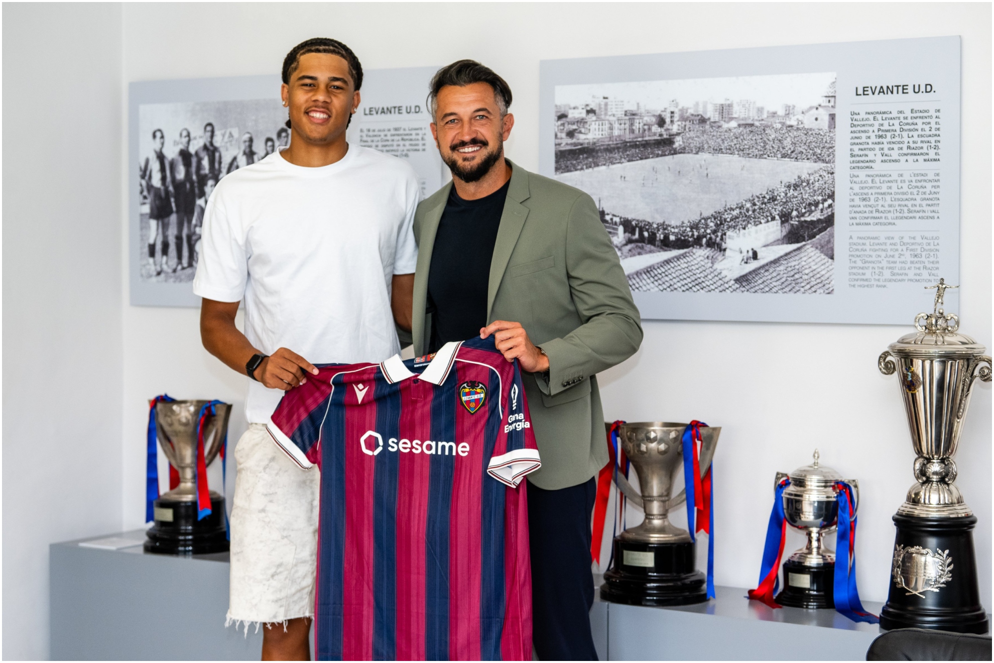 Ndukwe en su presentación como jugador del Levante.