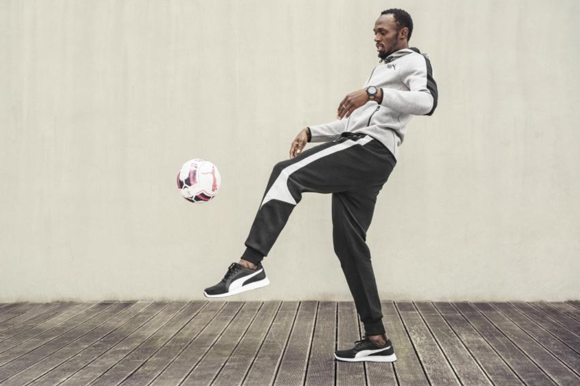 Usain Bolt, en imagen de archivo, con un balón Puma
