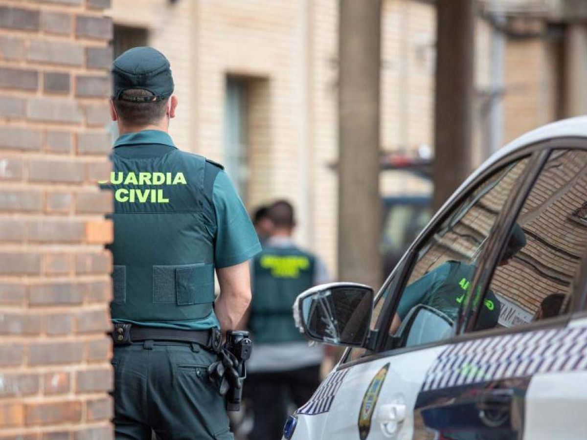 Imagen de archivo de dos agentes de la Guardia Civil durante un acto de servicio. EFE