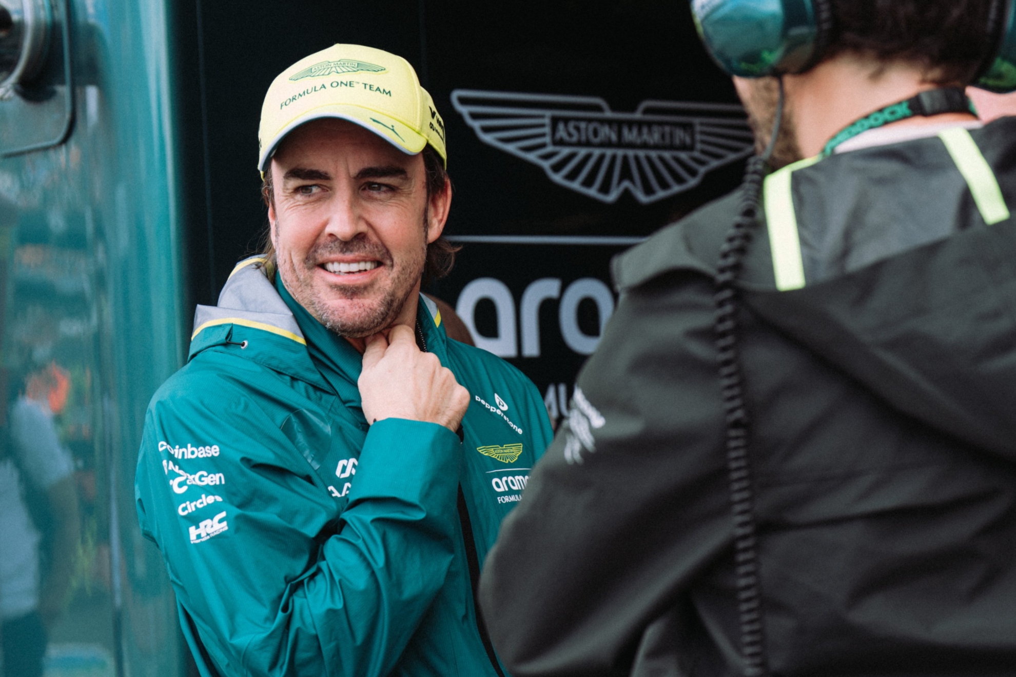 Alonso, en su box. ASTON MARTIN F1
