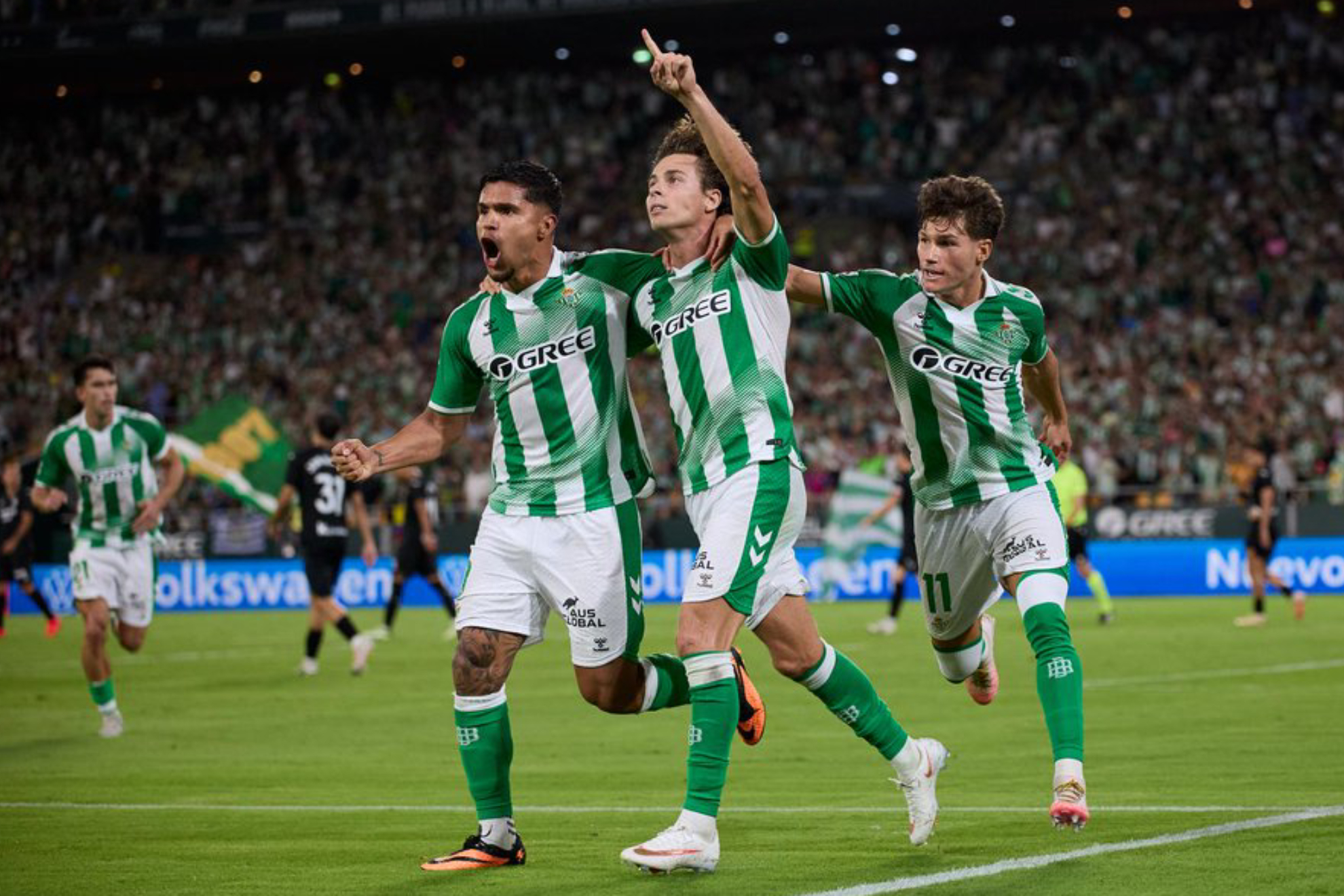 Riquelme celebra su gol frente a la Real Sociedad en La Cartuja. REAL BETIS