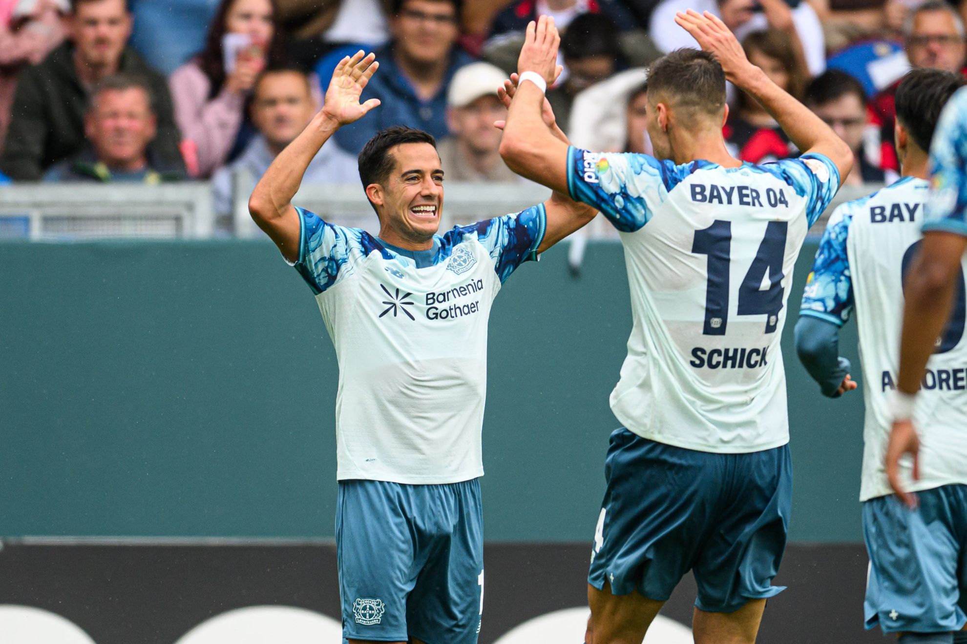 Lucas Vázquez celebra su gol junto a Schick @bayer04_en
