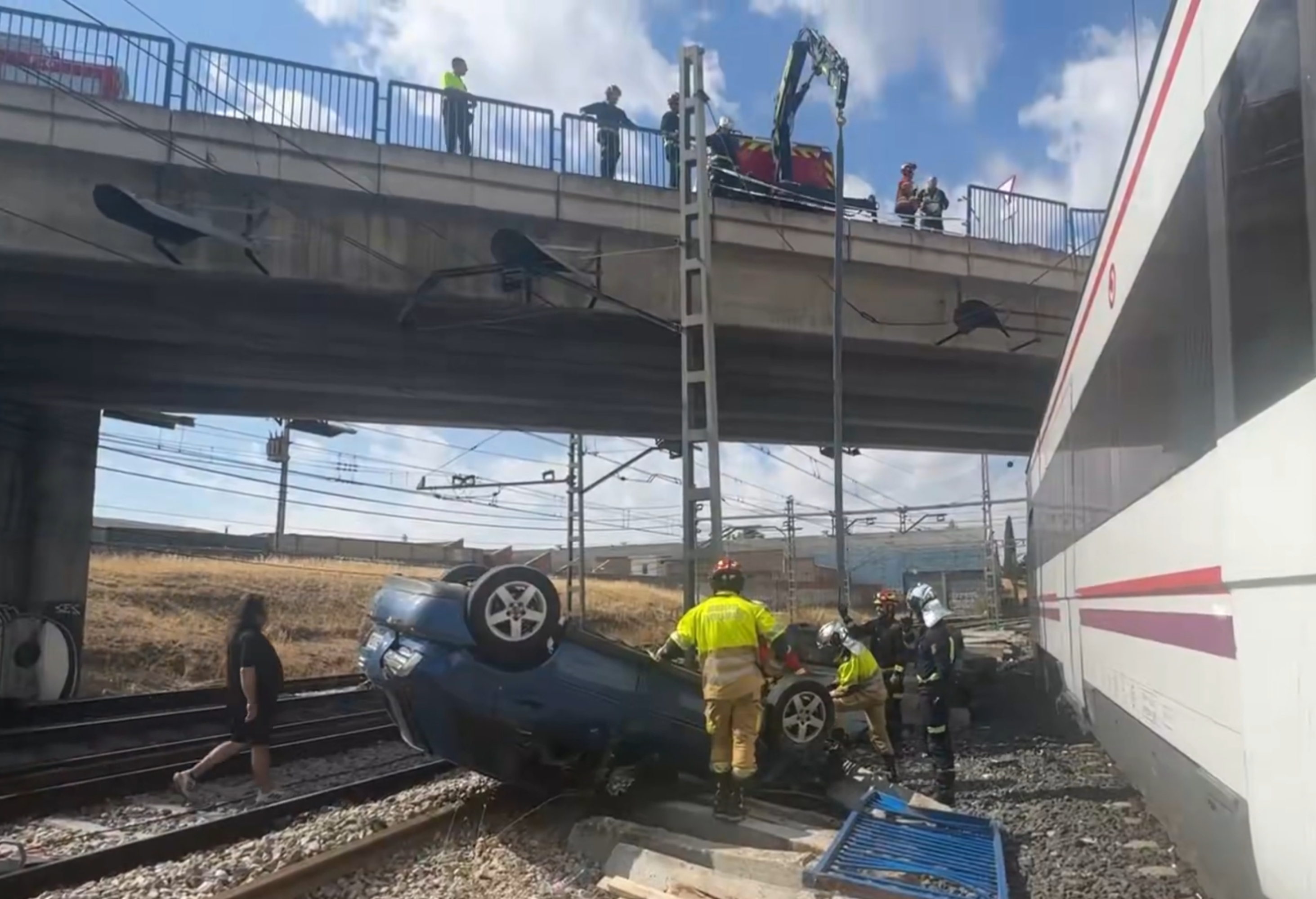 Accidente de un coche en las vías del tren de Fuenlabrada Emergencias Madrid