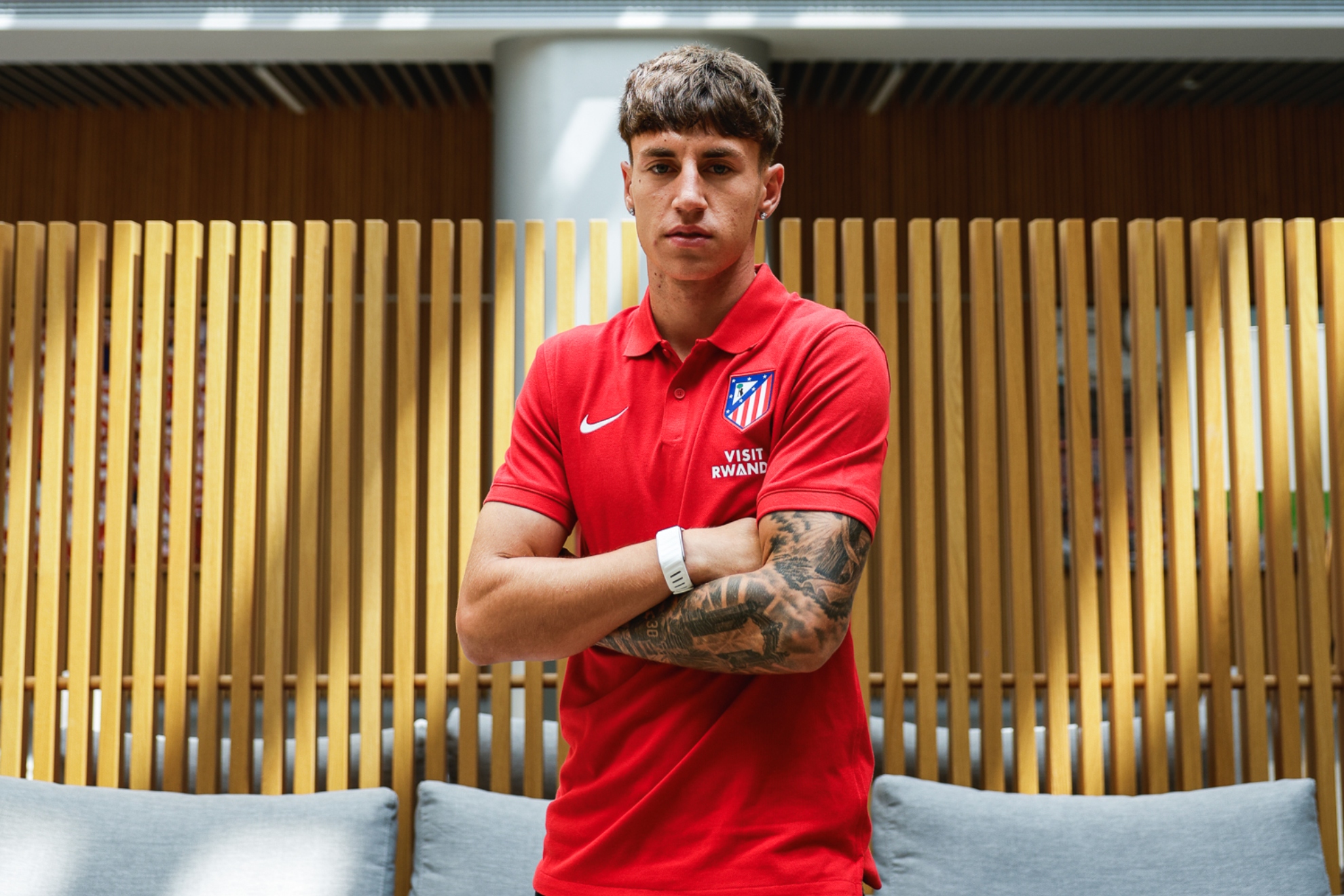 Domènech posando como jugador del Atético. ATLÉTICO DE MADRID