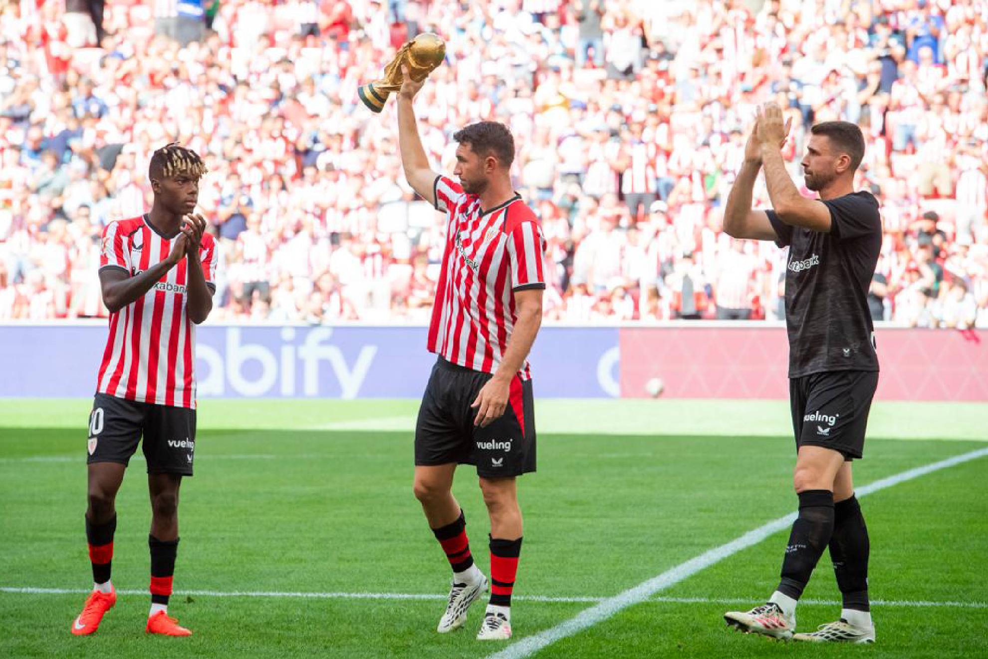 Los tres campeones del mundo homenajeados por el Athletic