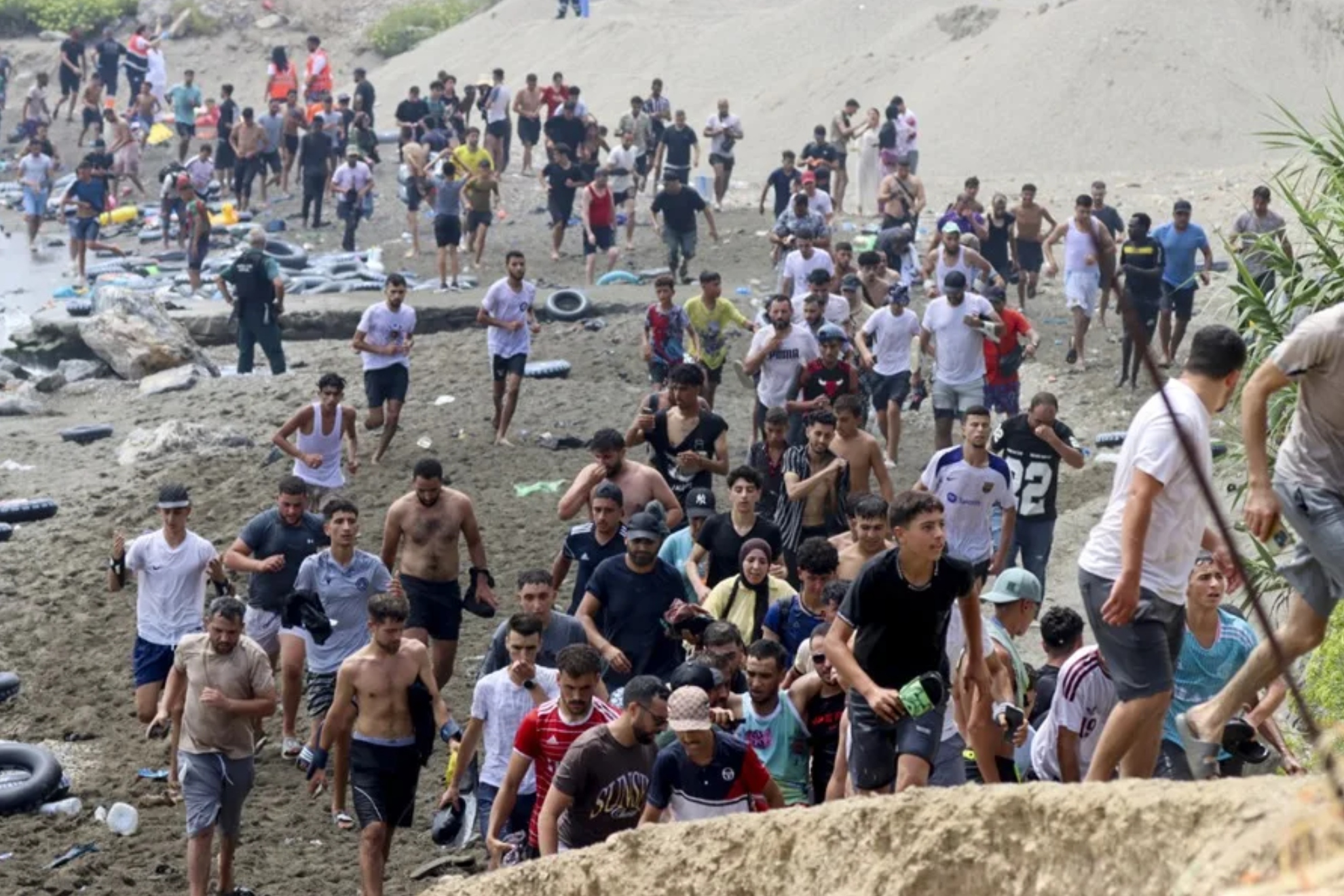 El Ministerio de Sanidad convoca de urgencia a las comunidades autónomas para enviar de inmediato miles de vacunas a Ceuta EFE