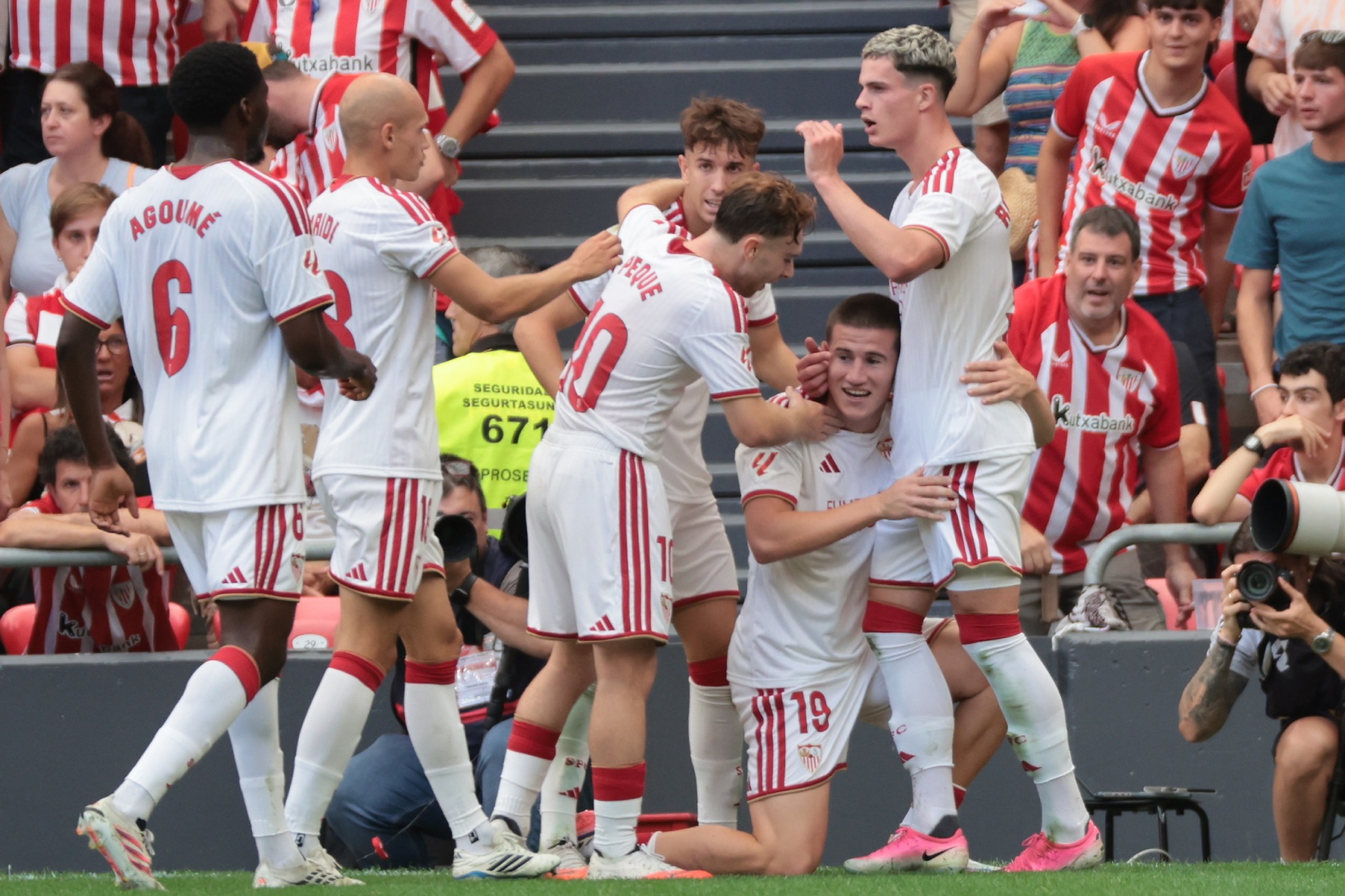 Oso celebra con varios compañeros su gol frente al Athletic. EFE/LUIS TEJIDO
