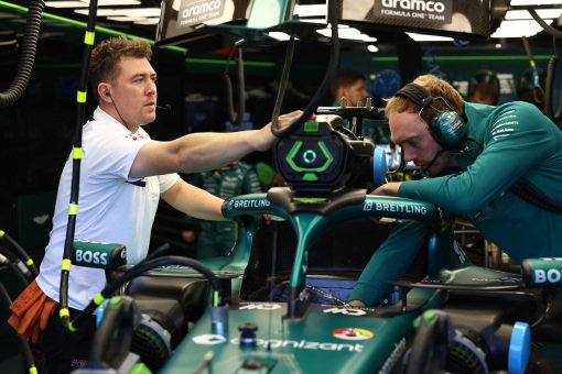 Un ¨tenico de Honda en el box de Aston Martin en Zandvoort. HONDA F1