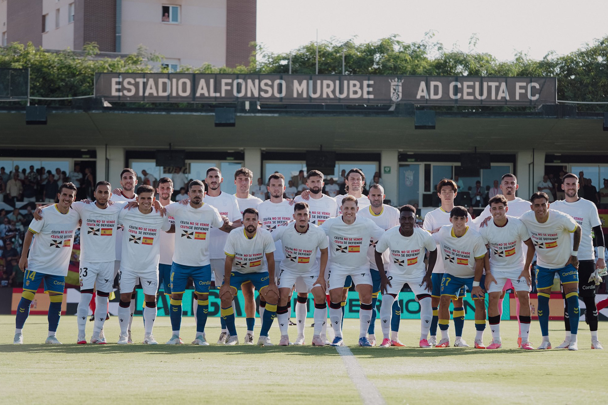 Los jugadores del Ceuta y los de Las Palmas, con una camiseta reivindicativa. AD CEUTA