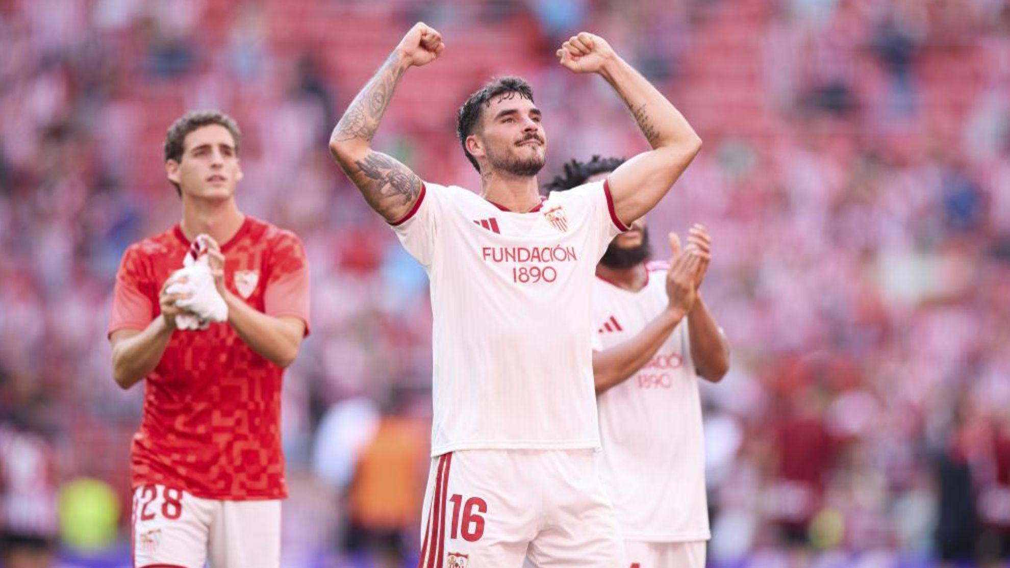 Manu Bueno, Isaac y Ejuke se dirigen al sector de sevillistas que viajaron a San Mamés.