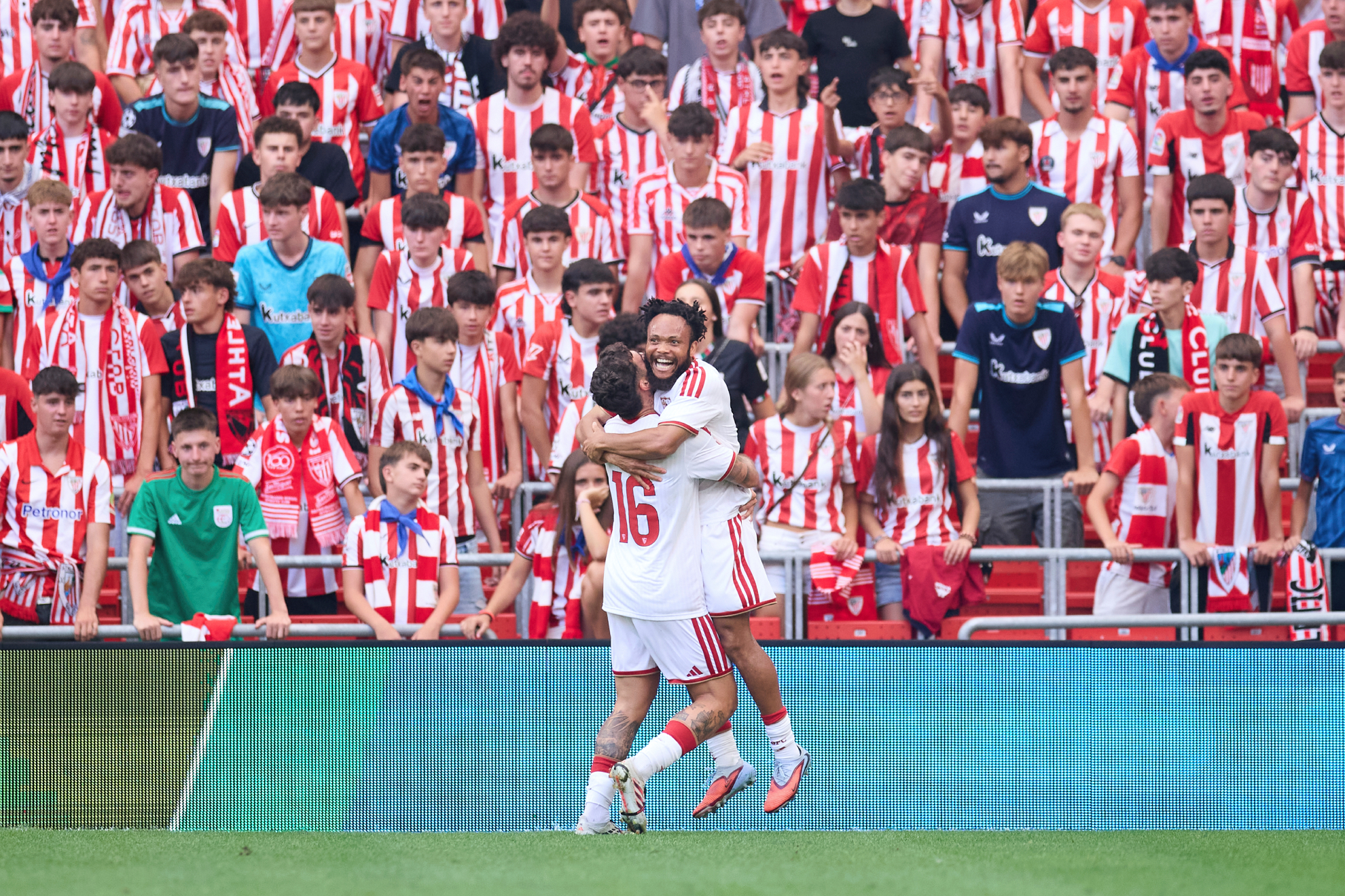 Ejuke e Isaac, dos de los goleadores del Sevilla en San Mamés RICARDO LARREINA