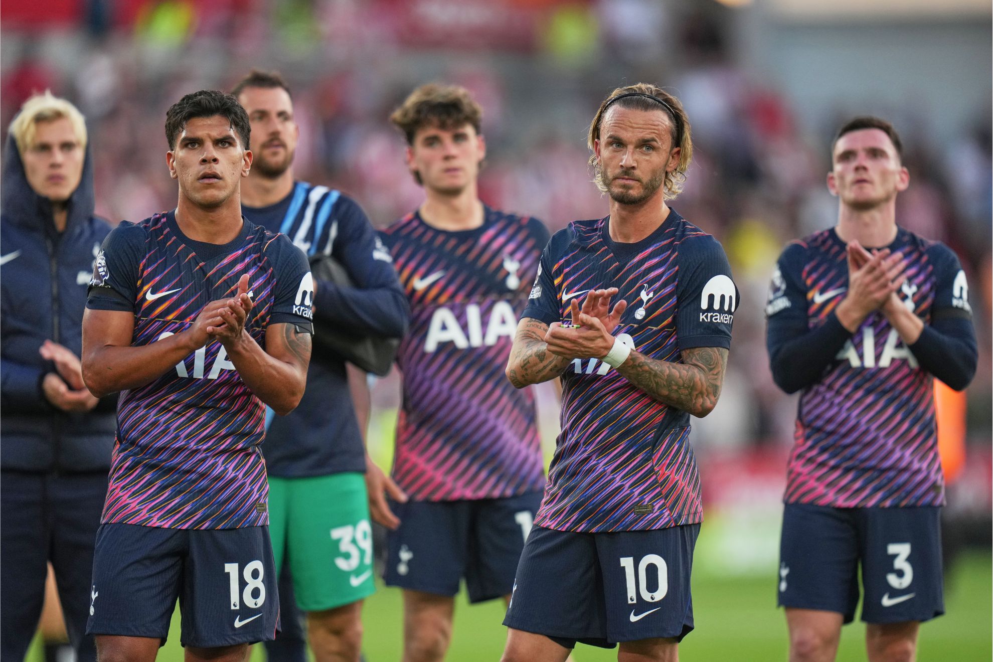 Los jugadores del Tottenham, después de la derrota contra el Brentford