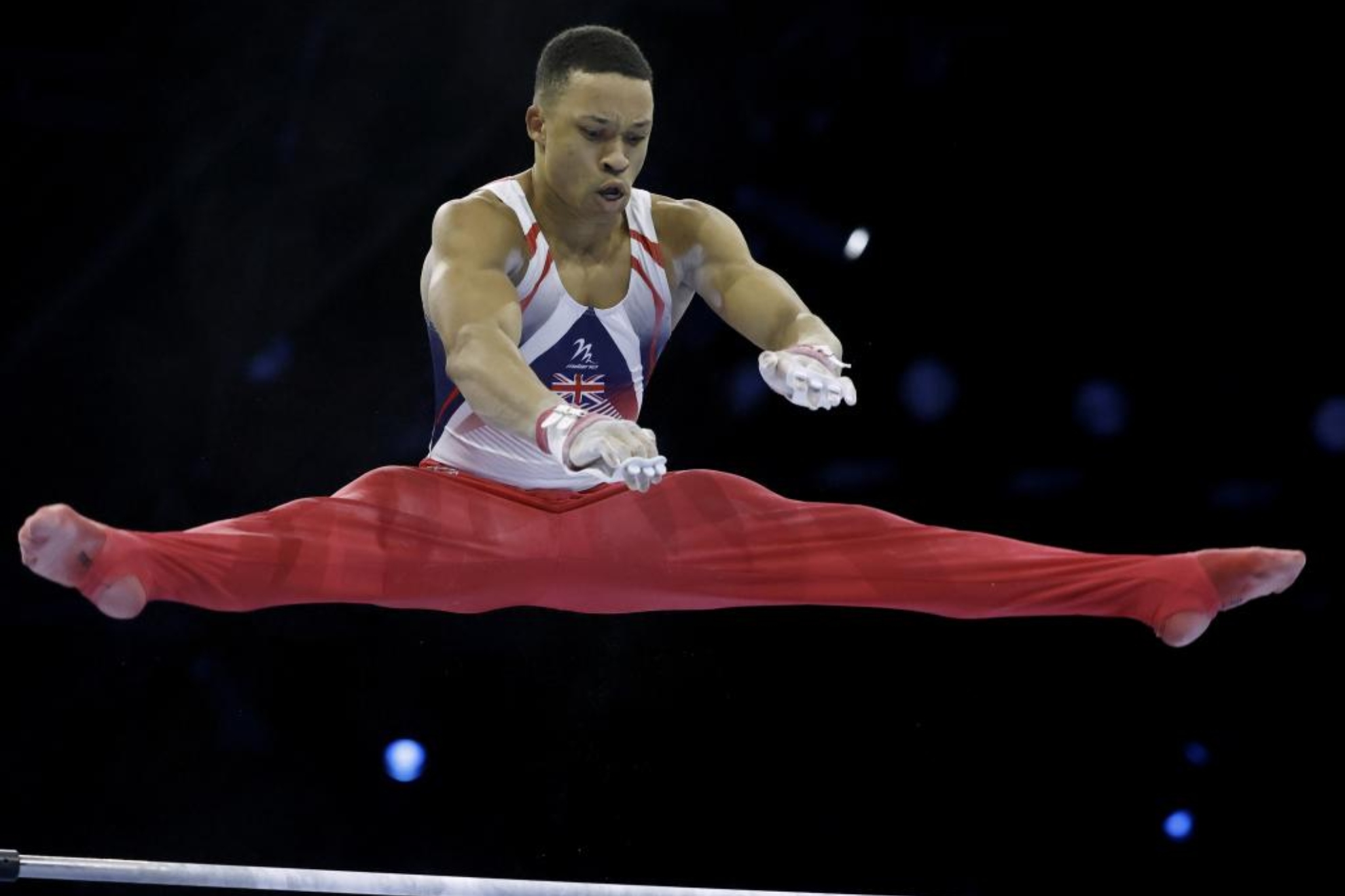 El británico Joe Fraser, oro en la jornada del sábado en barra fija. EFE/EPA/ANTONIO BAT