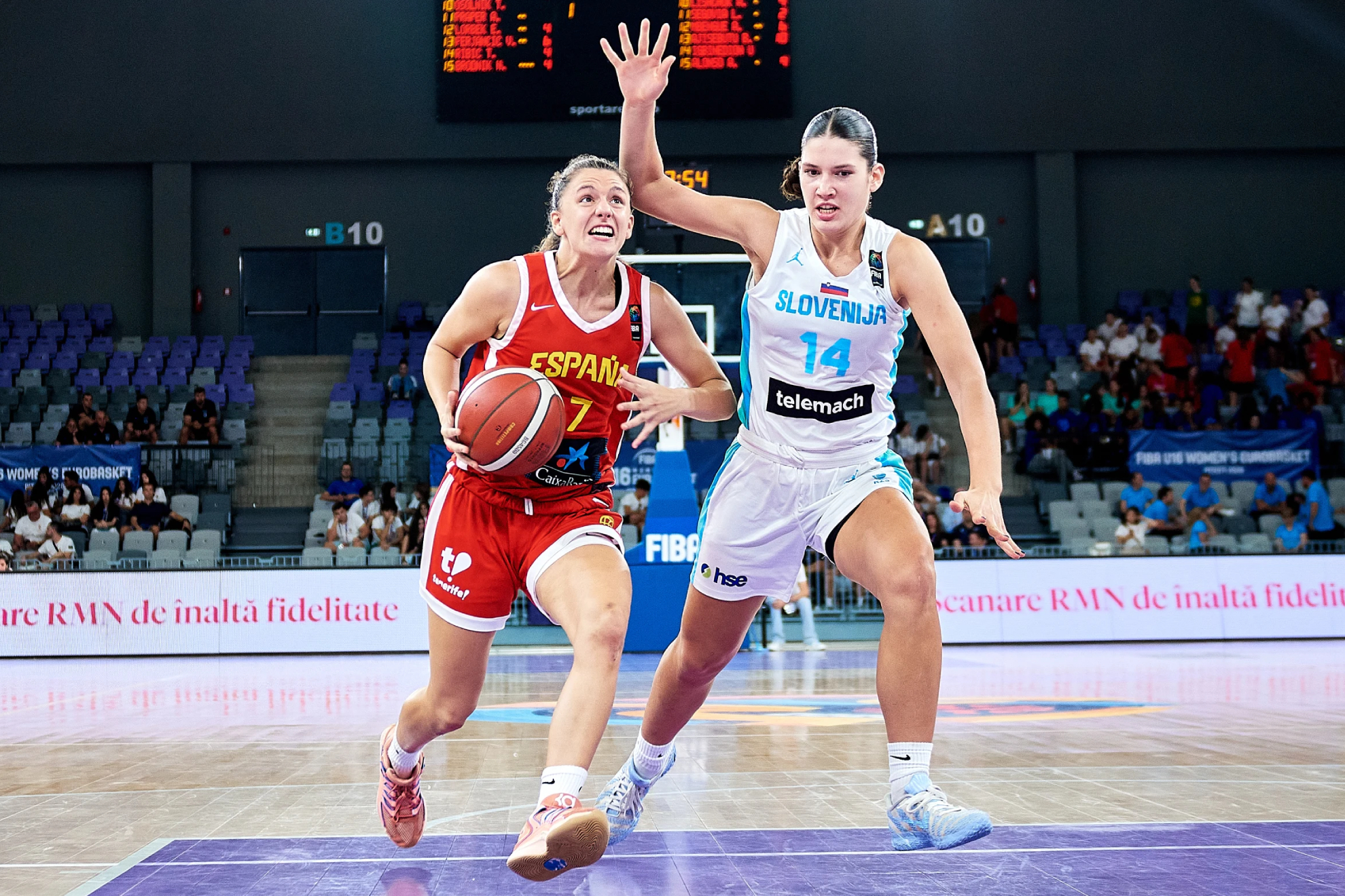 Paula Reynal trata de anotar ante la defensa de Tajra Ribic. FIBA PHOTO.