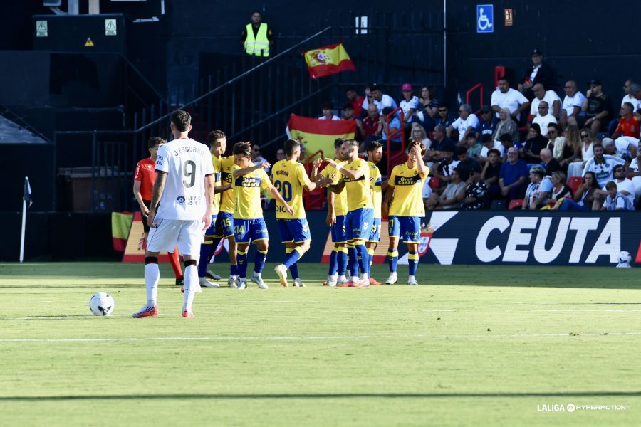 Los jugadores de Las Palmas celebran el gol de Manu Fuster al Ceuta. LALIGA