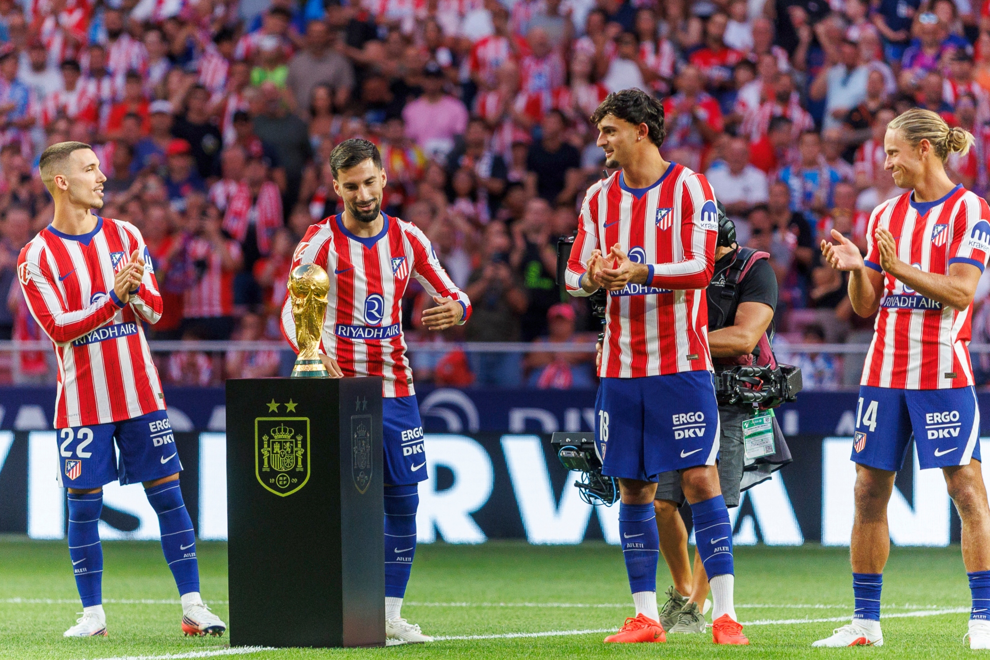 Grimaldo, Baena, Pubill y Llorente, con la Copa del Mundo. APO CABALLERO