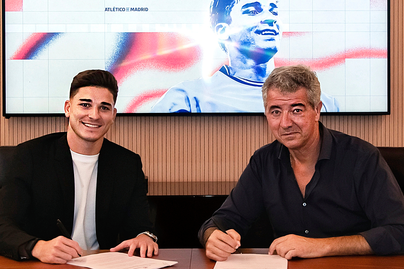 Julián Alvarez y Gil Marín en agosto de 2024 firmando el contrato que le desvinculaba del Manchester City y le hacía del Atlético de Madrid hasta 2030 ATLETICO DE MADRID