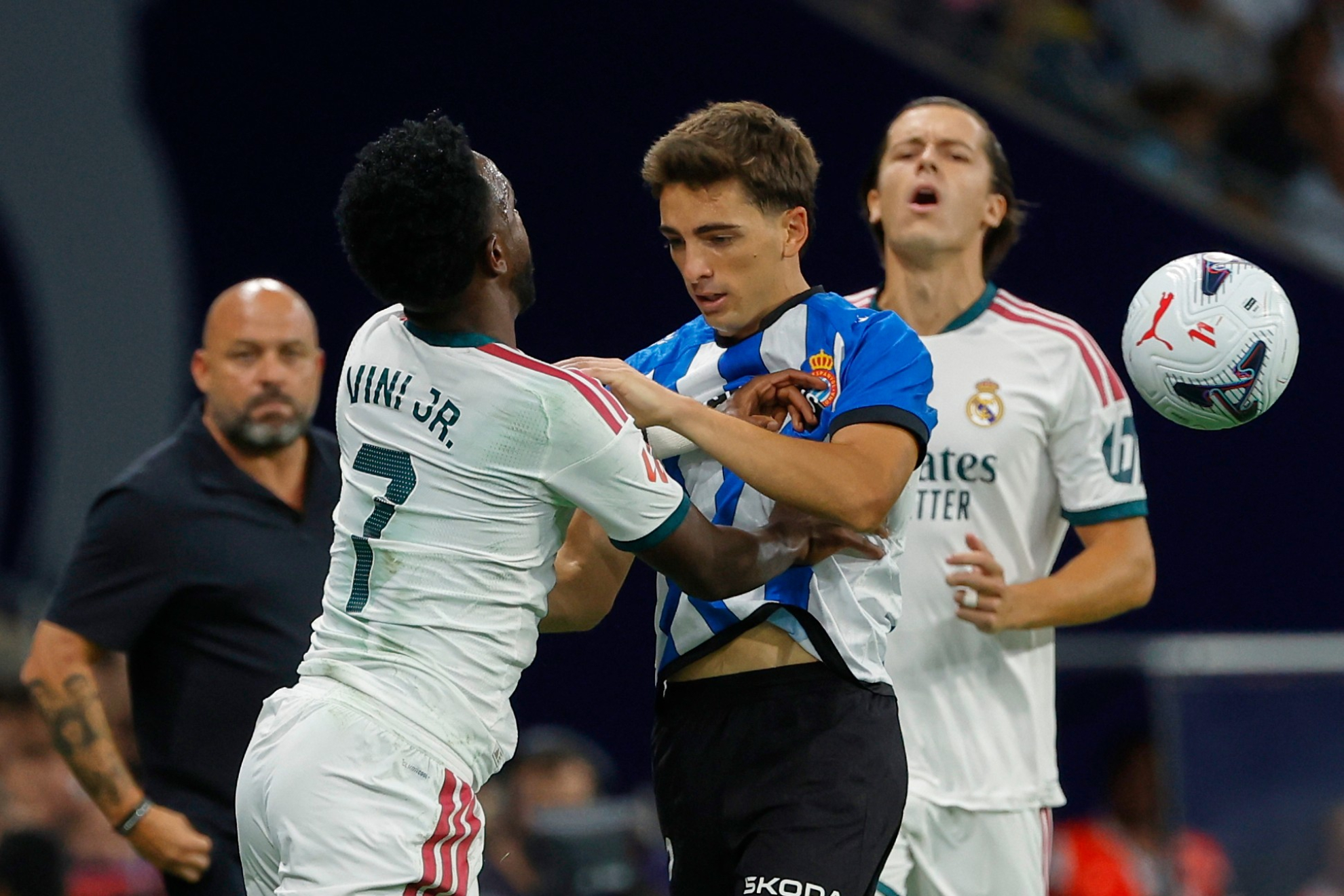 Vinicius se encara con Calatrava en la jugada de la amarilla a los dos. Francesc Adelantado