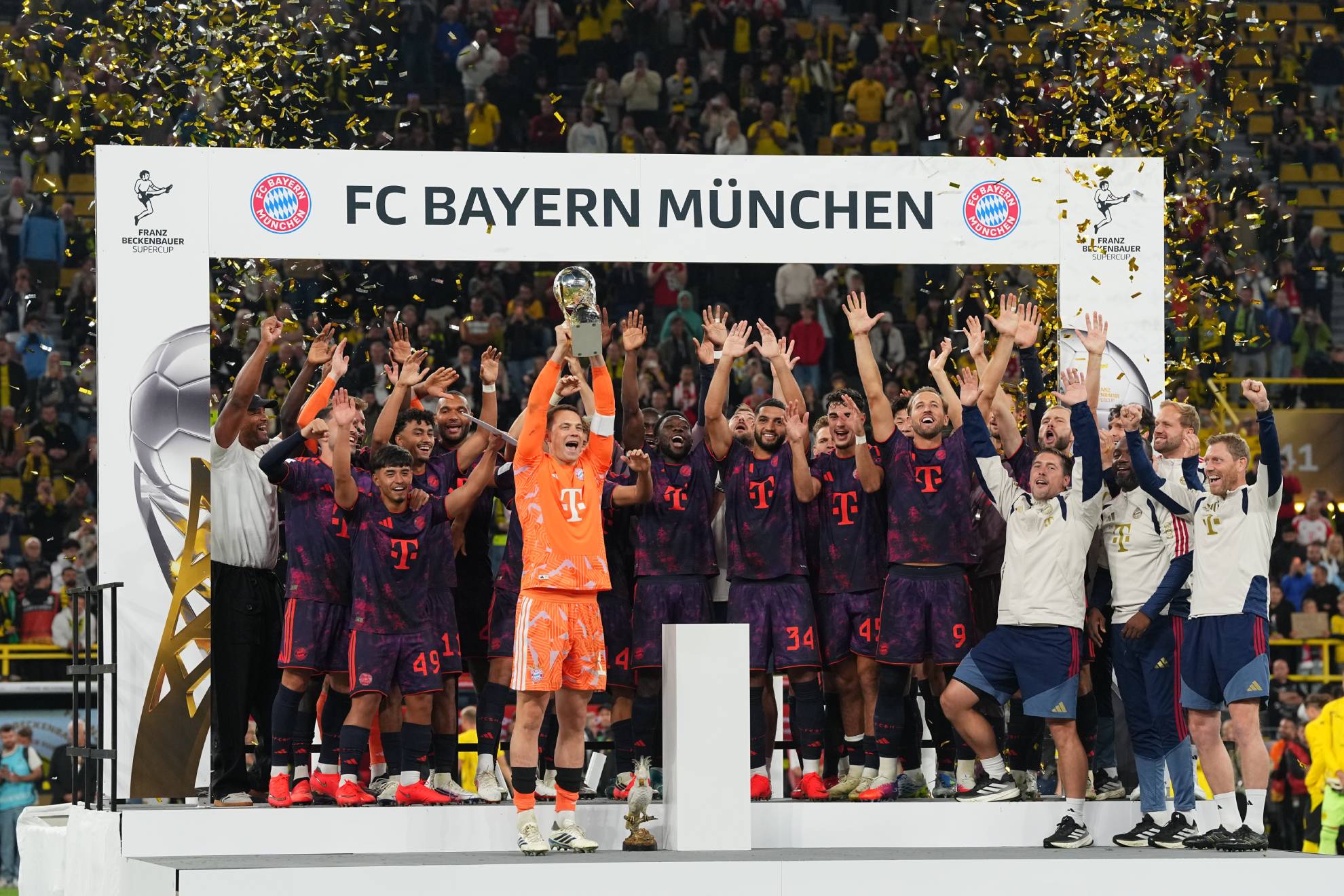 Neuer levanta la duodécima Supercopa del Bayern. Martin Meissner