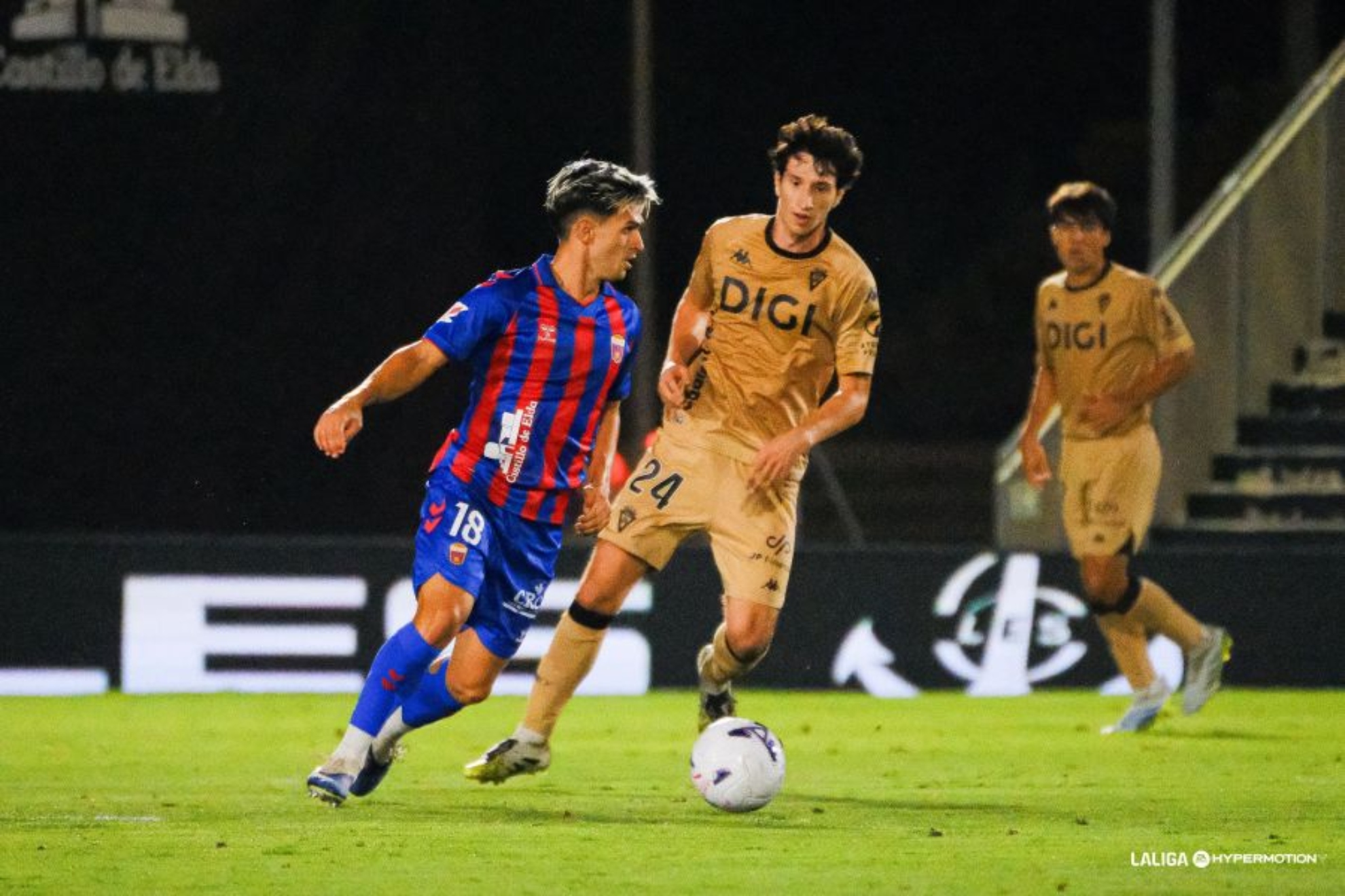Guille Macho, con el balón, en una jugada con Ibon Sánchez. LALIGA