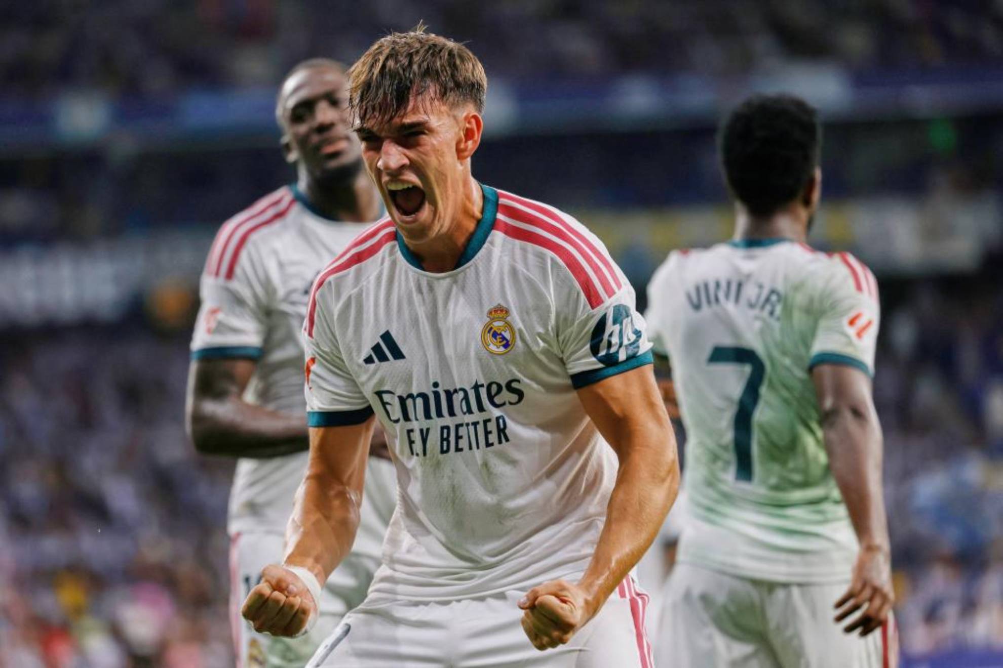 Carlos Espí celebra el gol de la victoria del Madrid en Cornellà