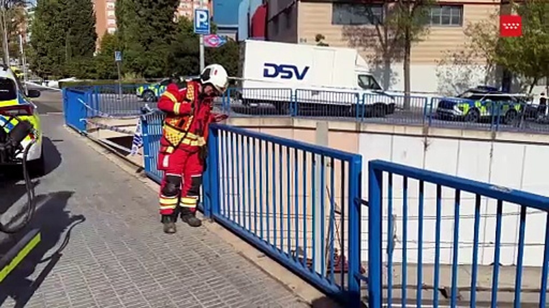 Un coche se precipita a la vía del tren y monta el caos en Cercanías