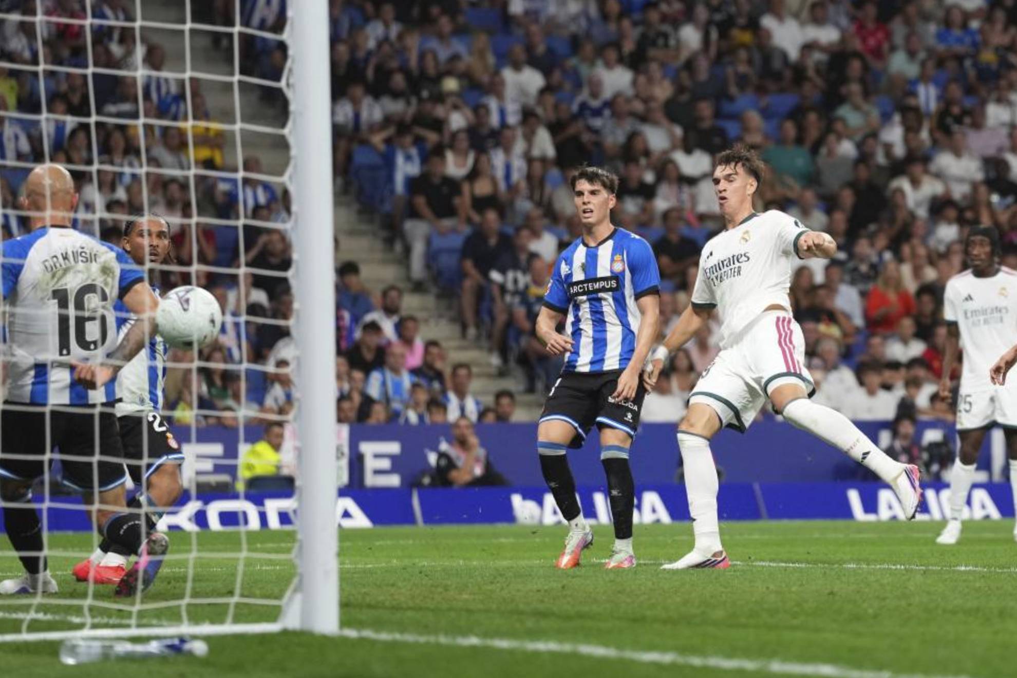 Espí marca el gol de la victoria del Real Madrid al Espanyol.