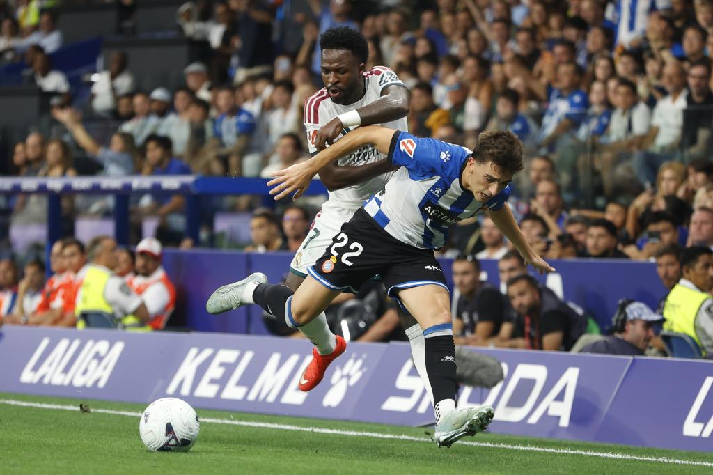 Álex Calatrava pugna con Vinicius por la posesión del balón.