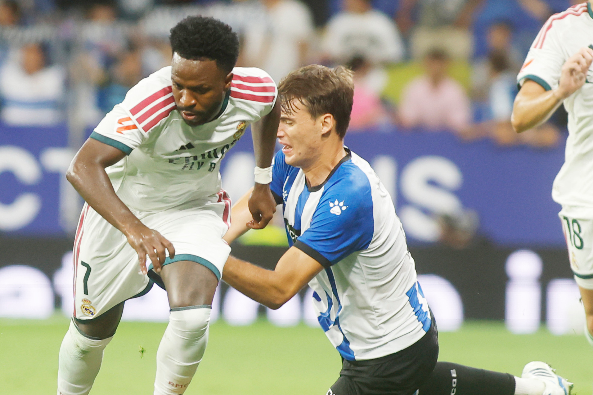 Vinicus, agarrado por Urko durante el partido ante el Espanyol. Francesc Adelantado