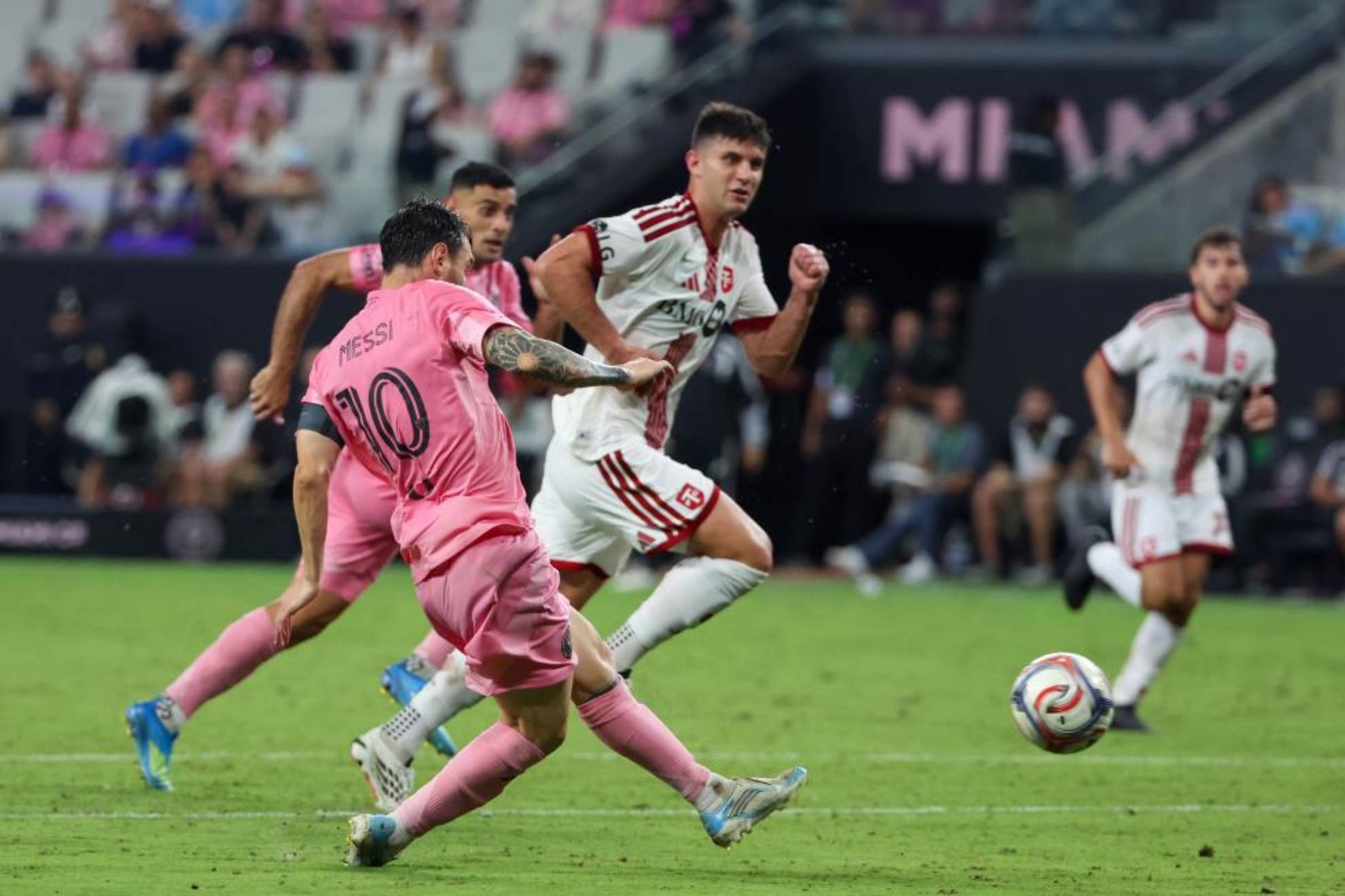 Leo Messi remata a puerta en el partido contra Toronto. LAPRESSE
