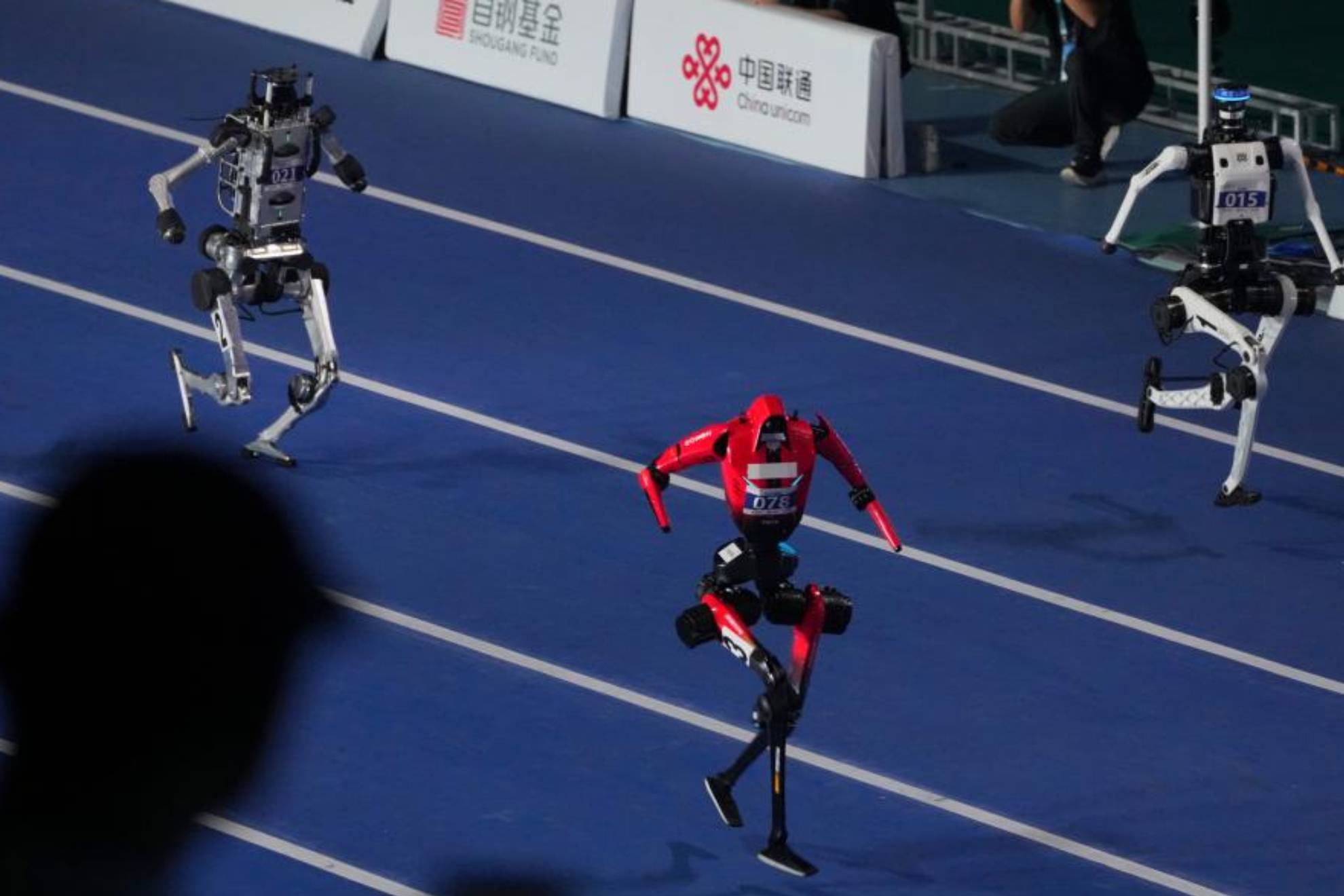 Los robots, compitiendo en la carrera preliminar de los Juegos Mundiales de Robots Humanoides. LAPRESSE