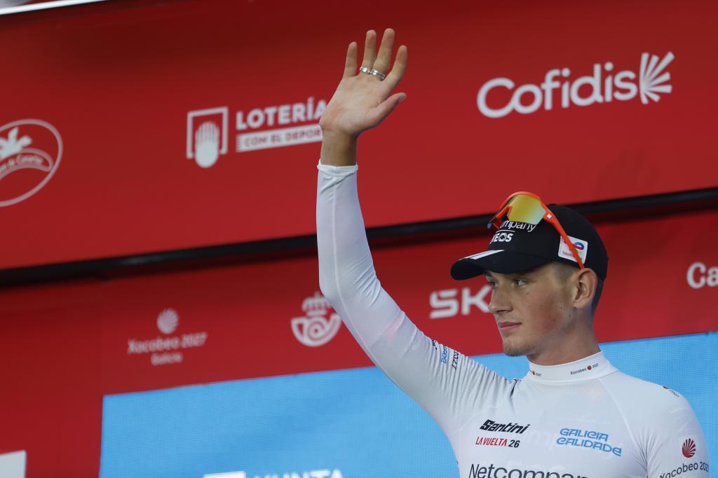 El ciclista inglés Joshua Tarling con el maillot de líder de la clasificación del mejor joven tras la primera etapa de la Vuelta a España. EFE
