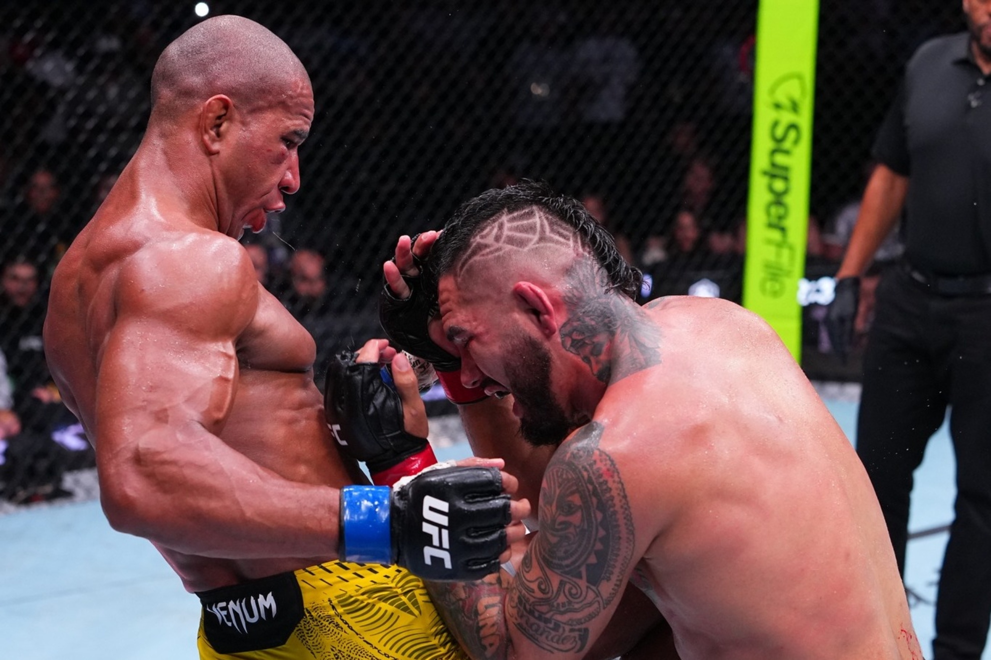 Gregory Rodrigues y Anthony Hernandez durante el UFC Sacramento. UFC.