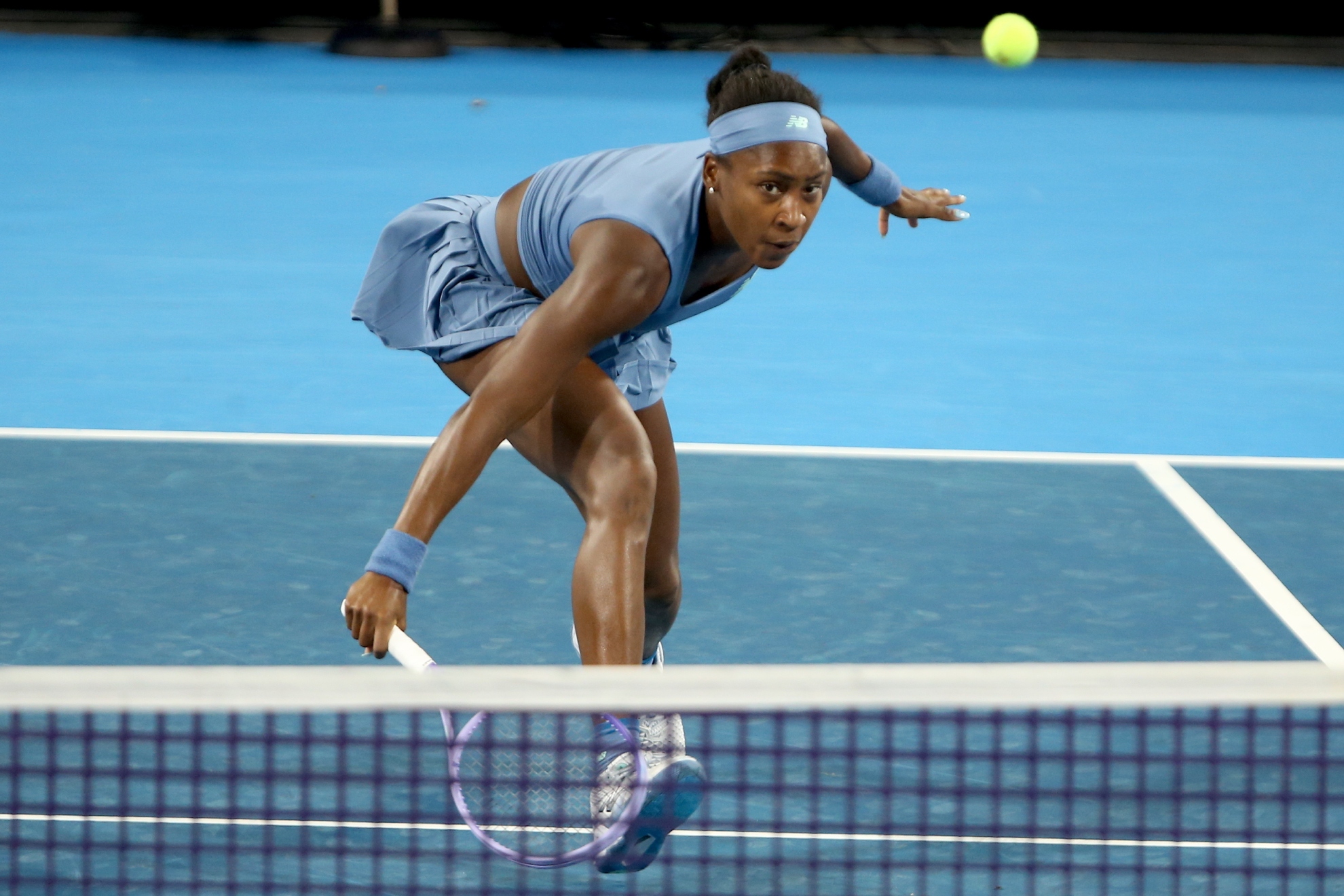 Gauff ejecuta una volea.