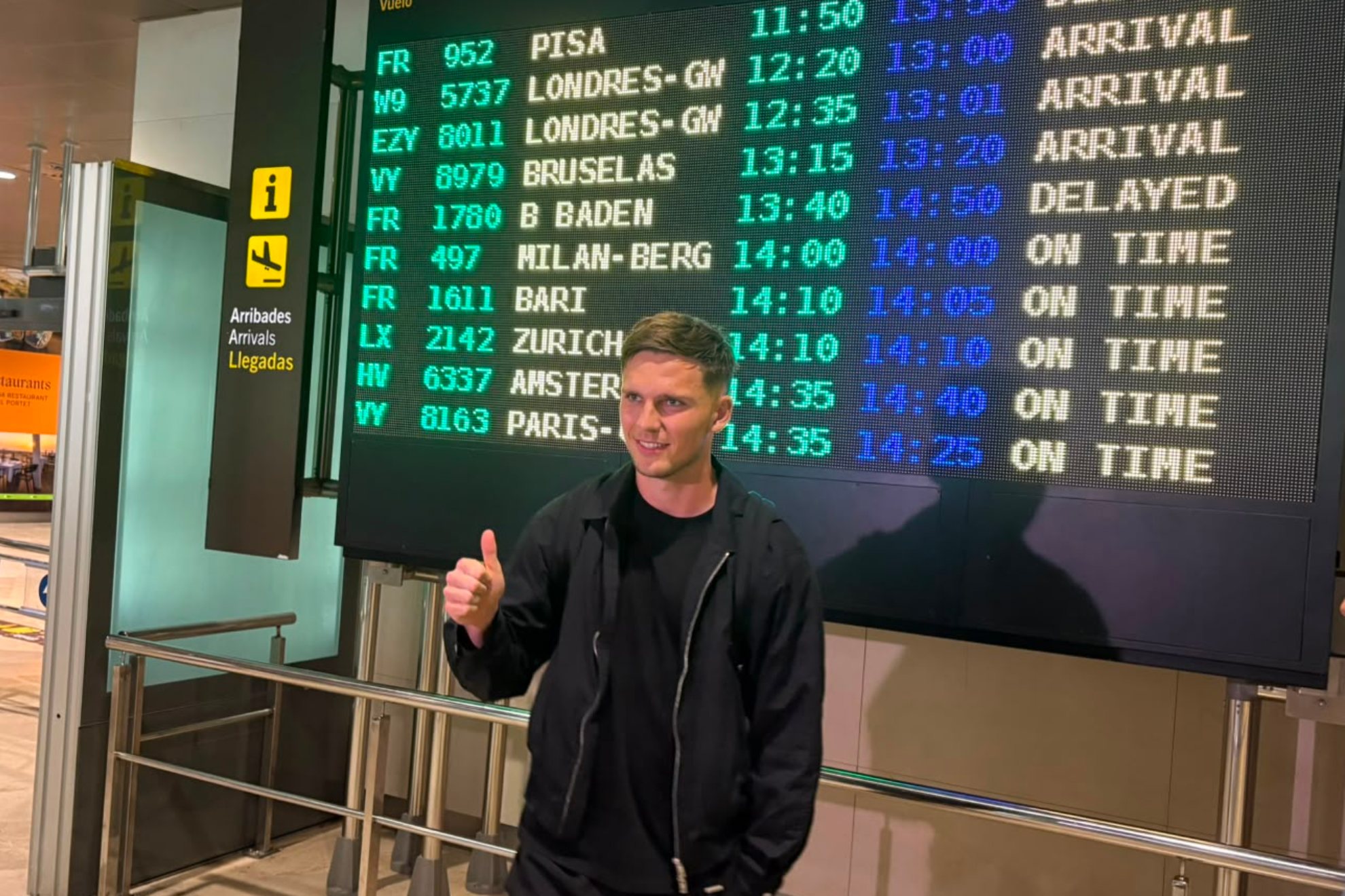 Kayne Van Oevelen, a su llegada al aeropuerto de Manises. MARCA