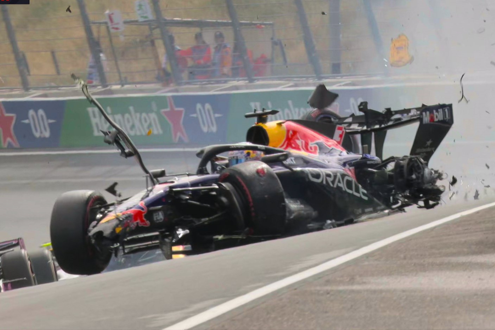 Gran accidente de Verstappen en la primera vuelta!
