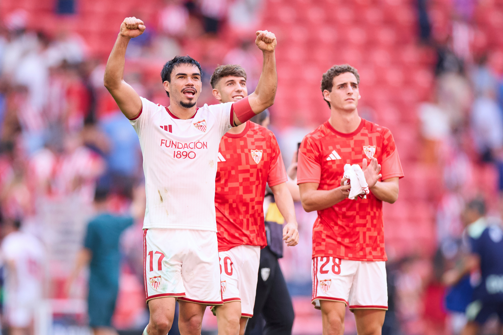 Los jugadores del Sevilla celebran su victoria en San Mamés RICARDO LARREINA