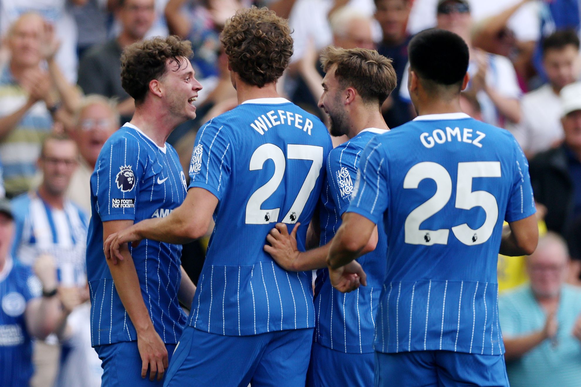Los jugadores del Brighton celebran uno de los goles contra el Aston Villa @premierleague